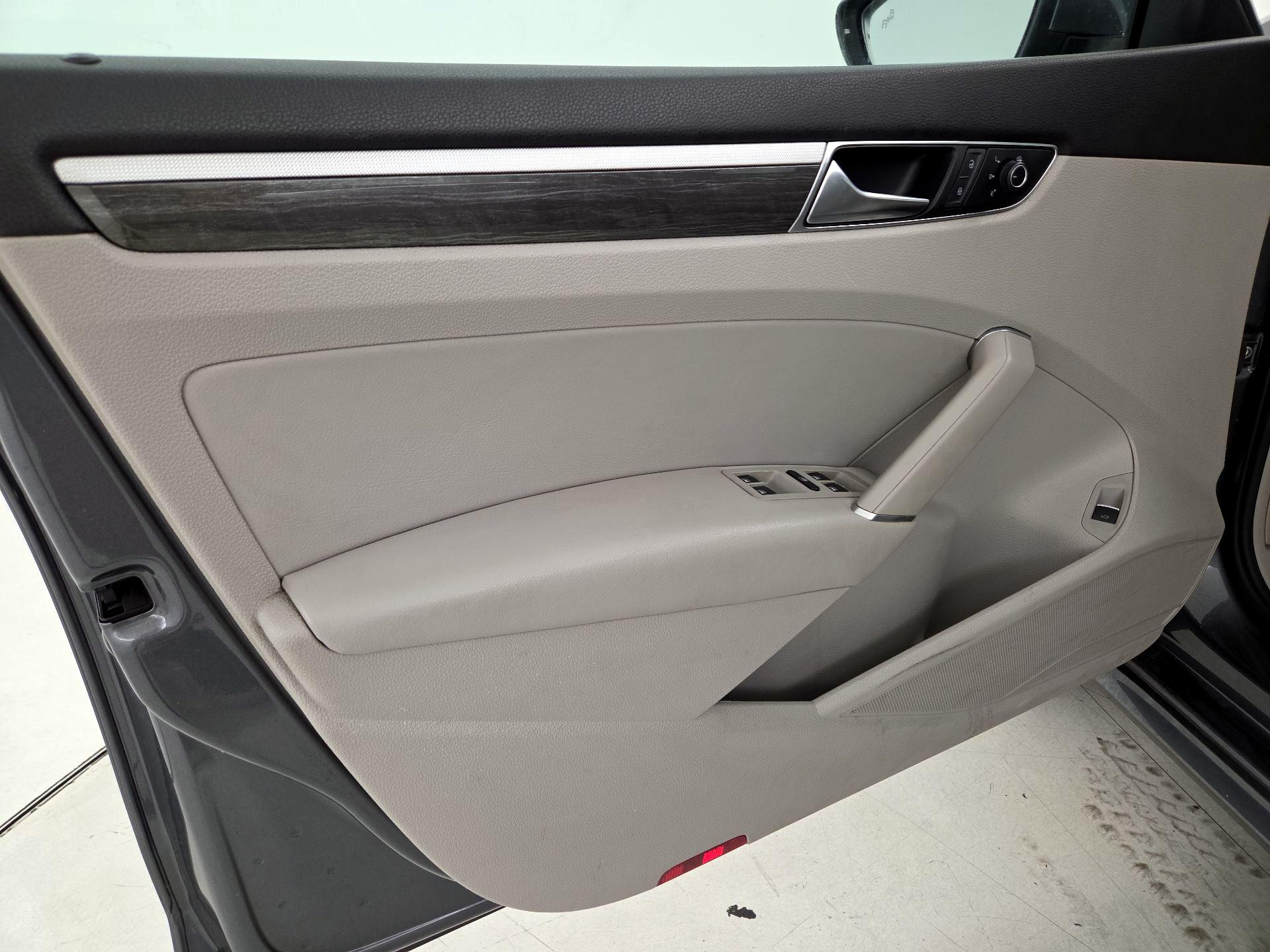 Thumbnail: 2017 Volkswagen Passat - 12