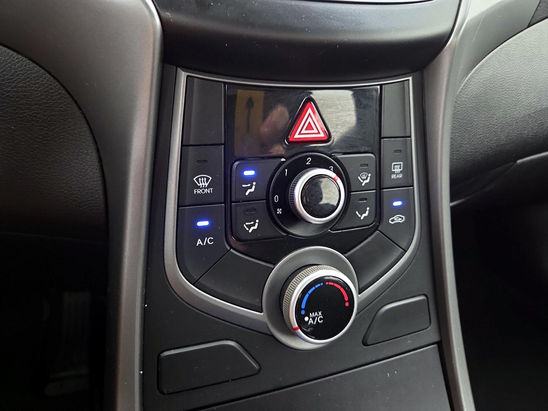 Thumbnail: 2015 Hyundai Elantra - 16