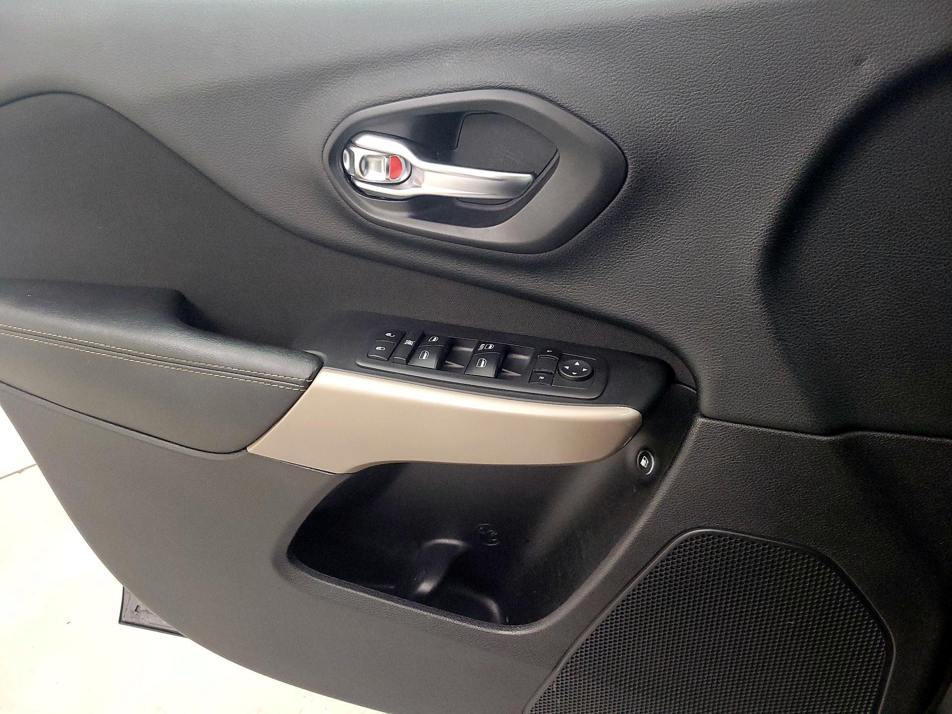 Thumbnail: 2017 Jeep Cherokee - 12