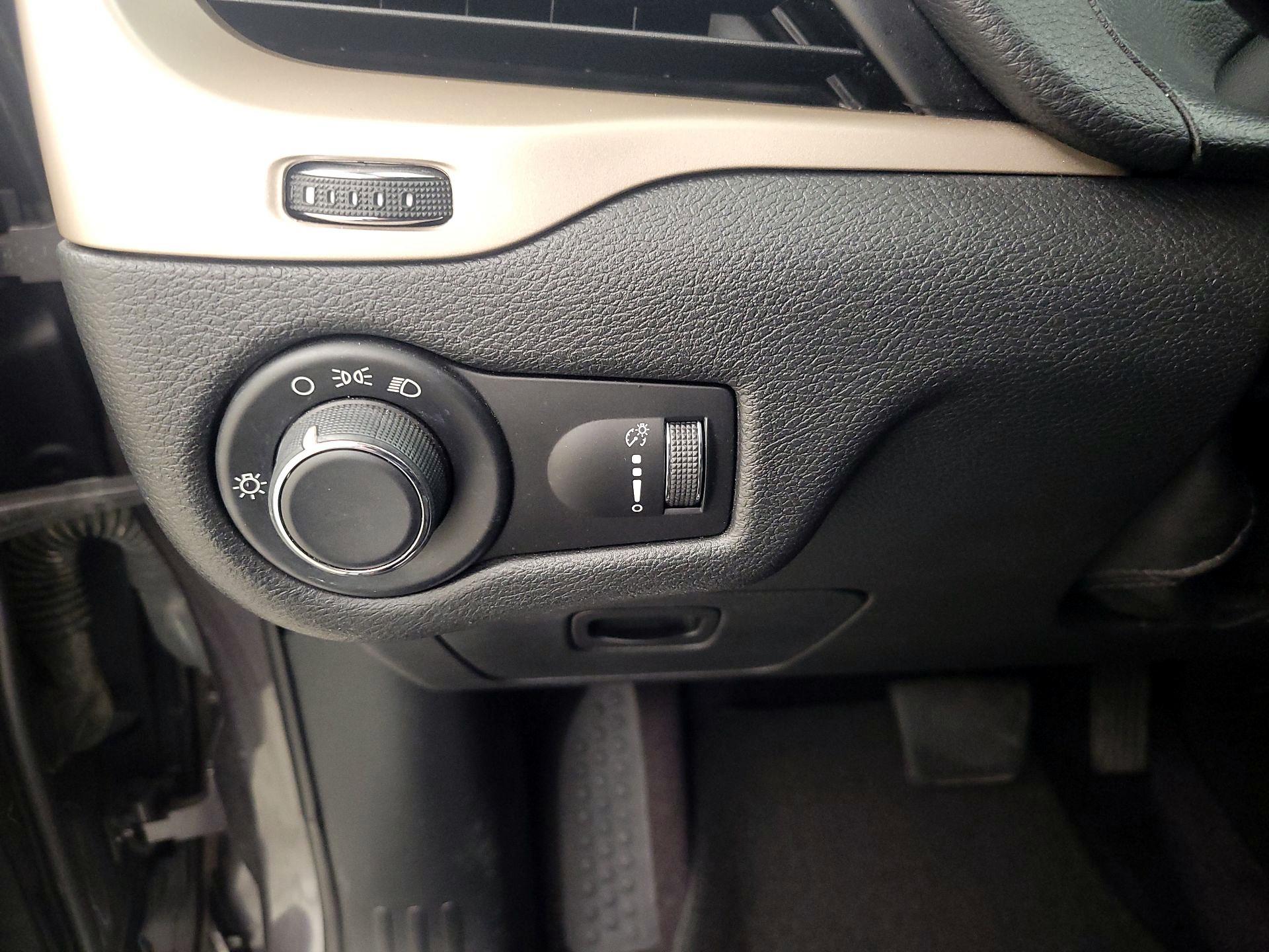 Thumbnail: 2017 Jeep Cherokee - 13