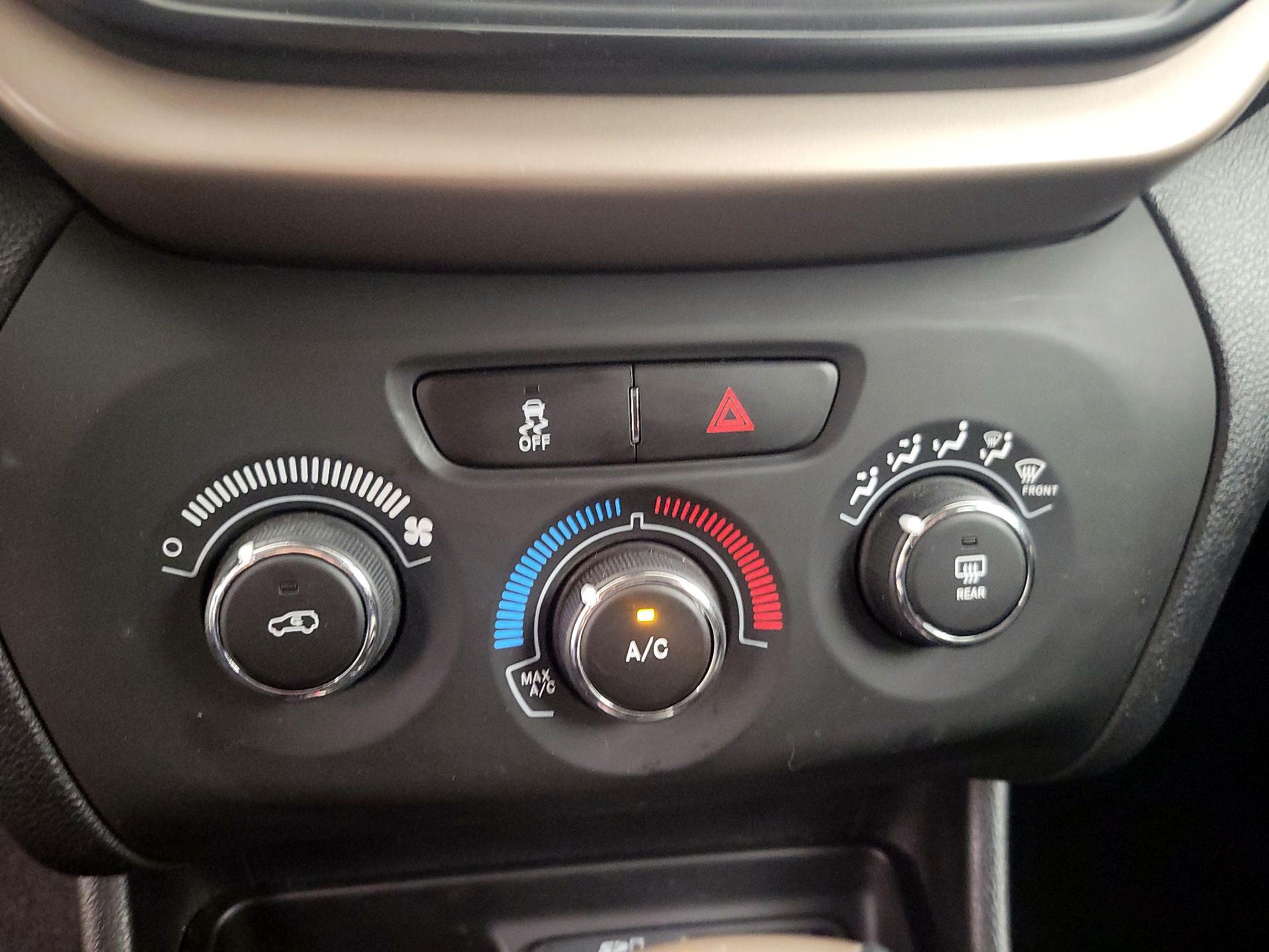 Thumbnail: 2017 Jeep Cherokee - 15