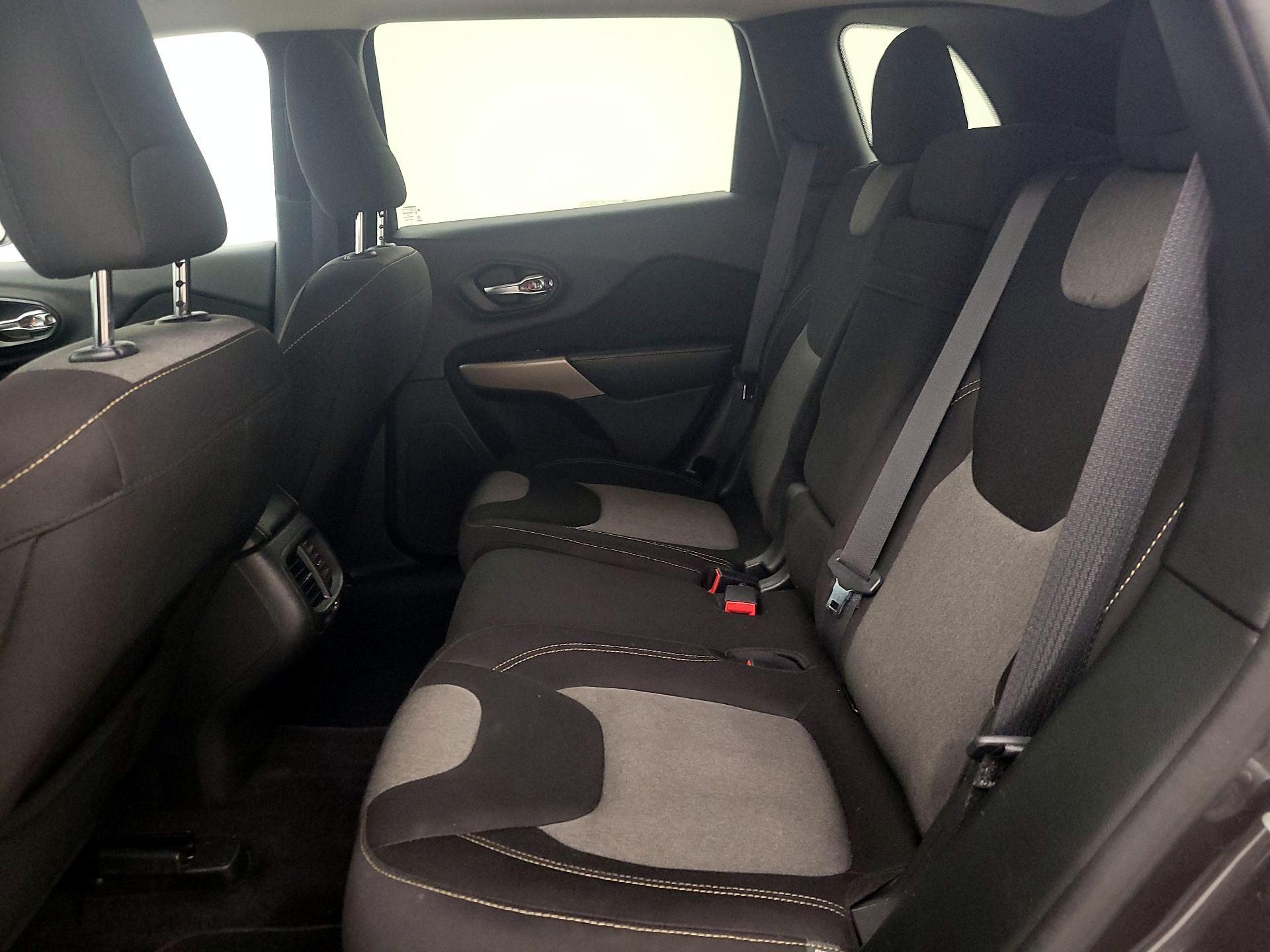 Thumbnail: 2017 Jeep Cherokee - 18