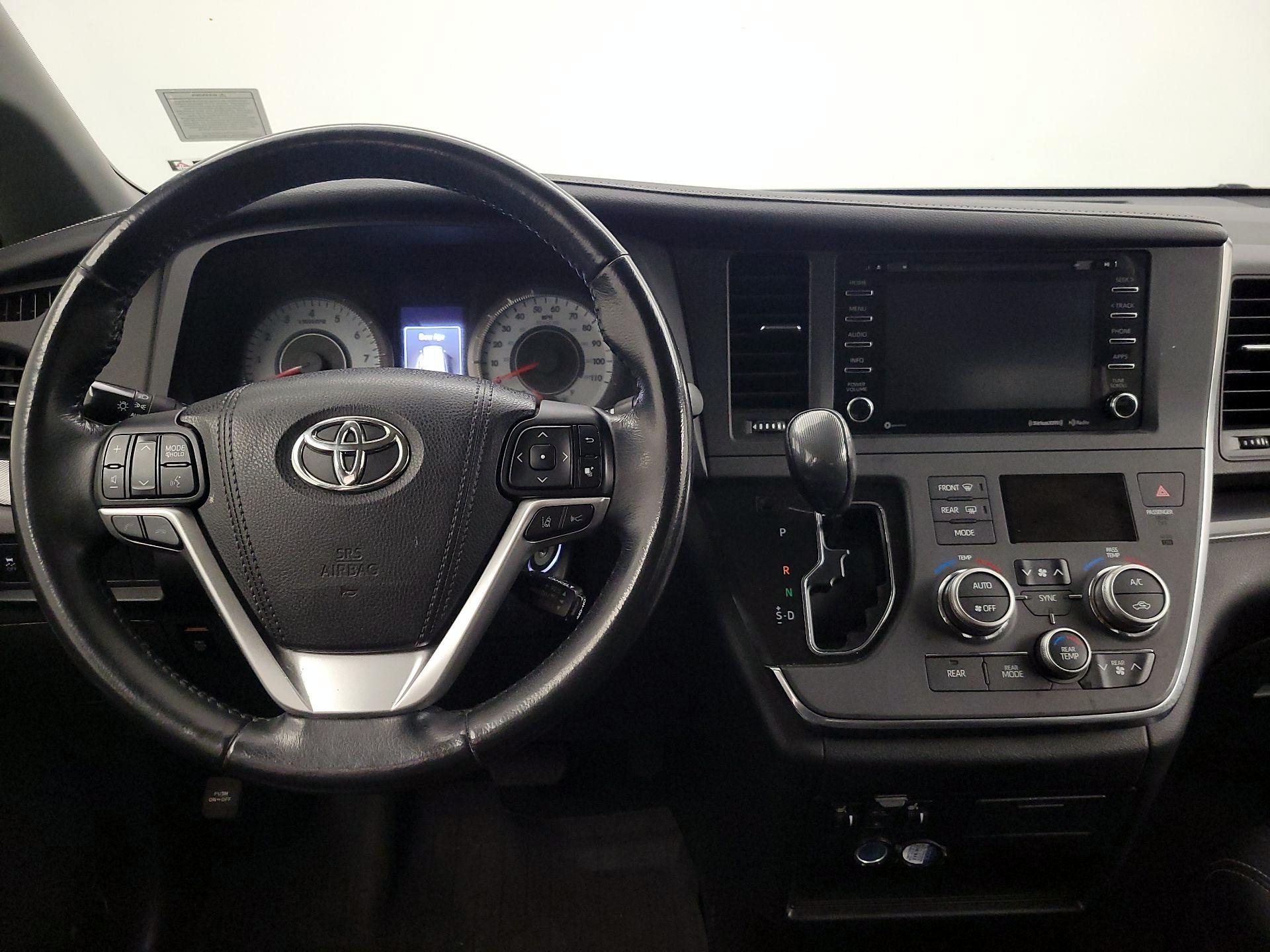 Thumbnail: 2018 Toyota Sienna - 9