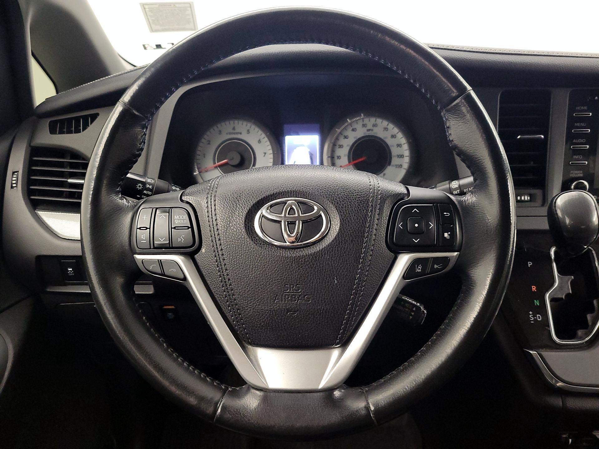 Thumbnail: 2018 Toyota Sienna - 10