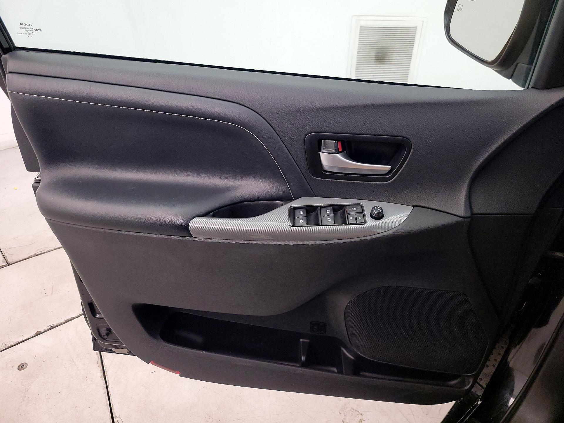 Thumbnail: 2018 Toyota Sienna - 12