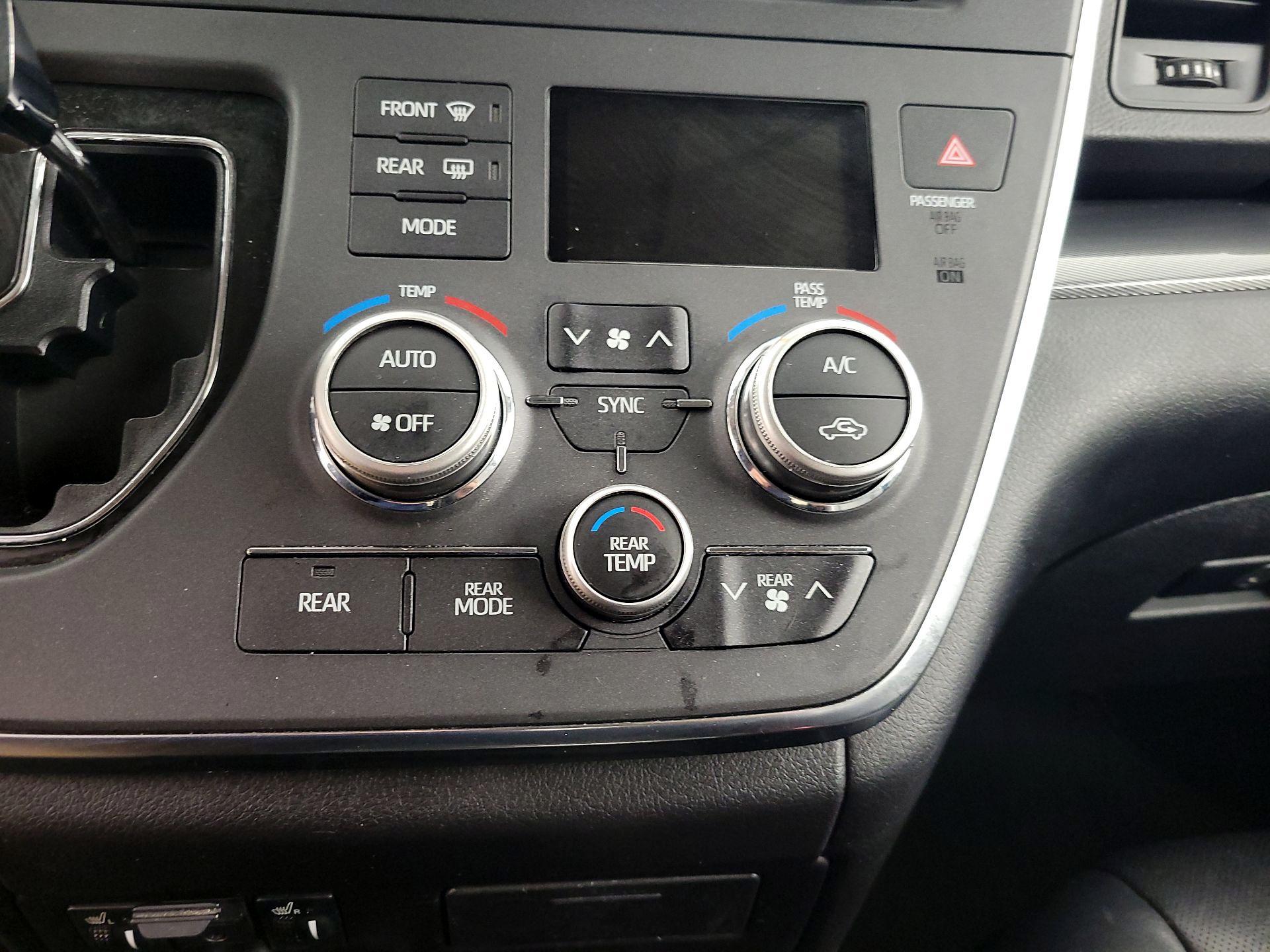 Thumbnail: 2018 Toyota Sienna - 16