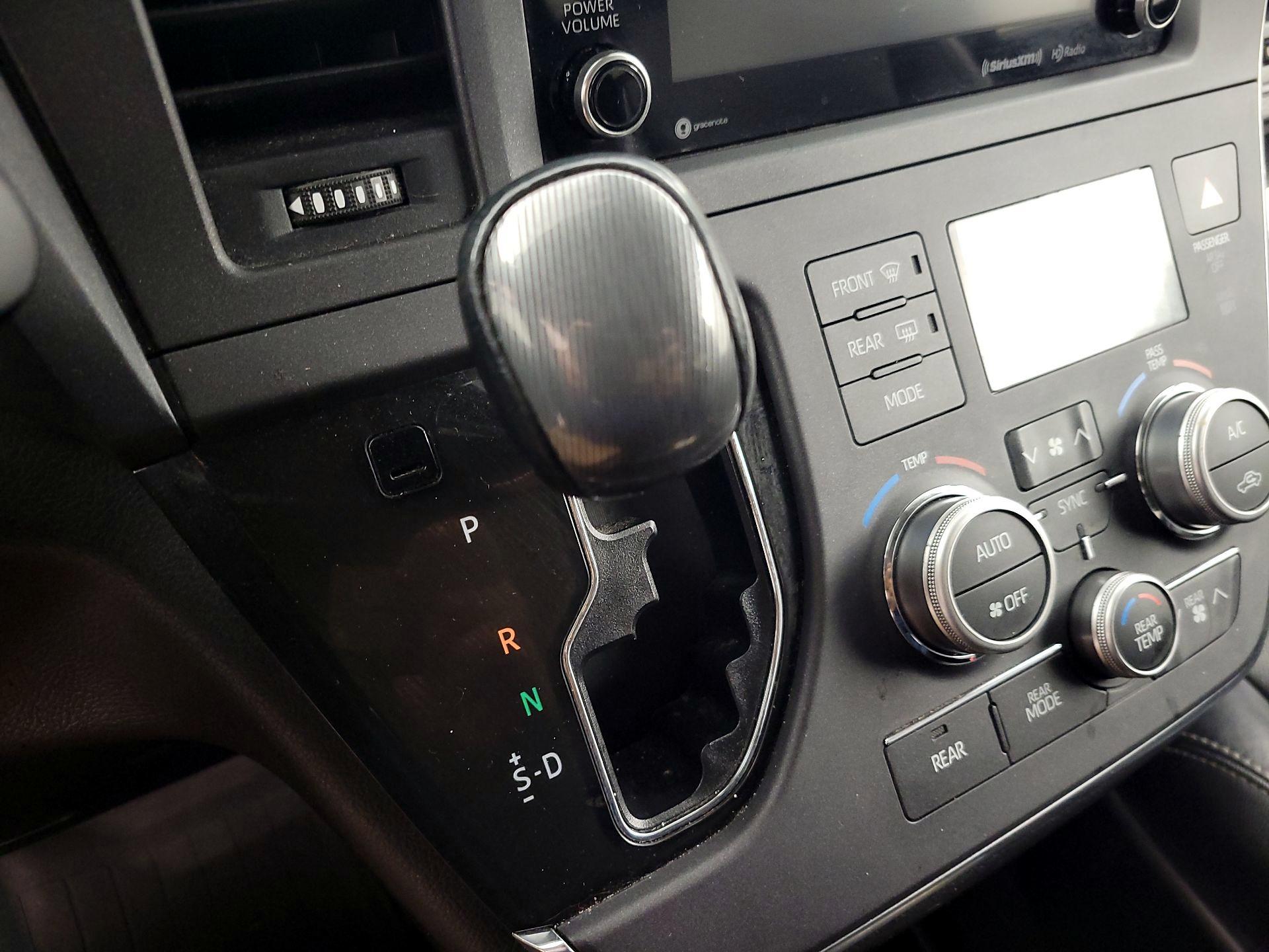 Thumbnail: 2018 Toyota Sienna - 17