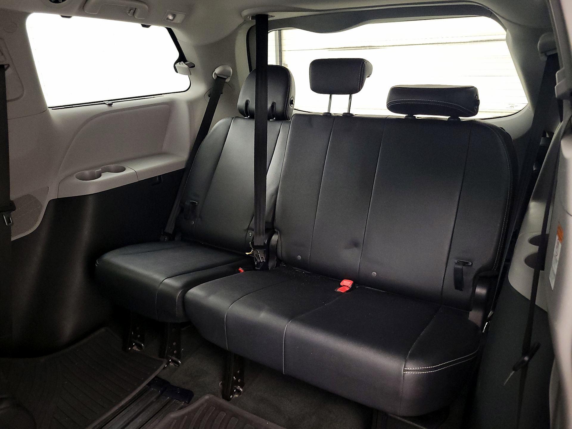 Thumbnail: 2018 Toyota Sienna - 20