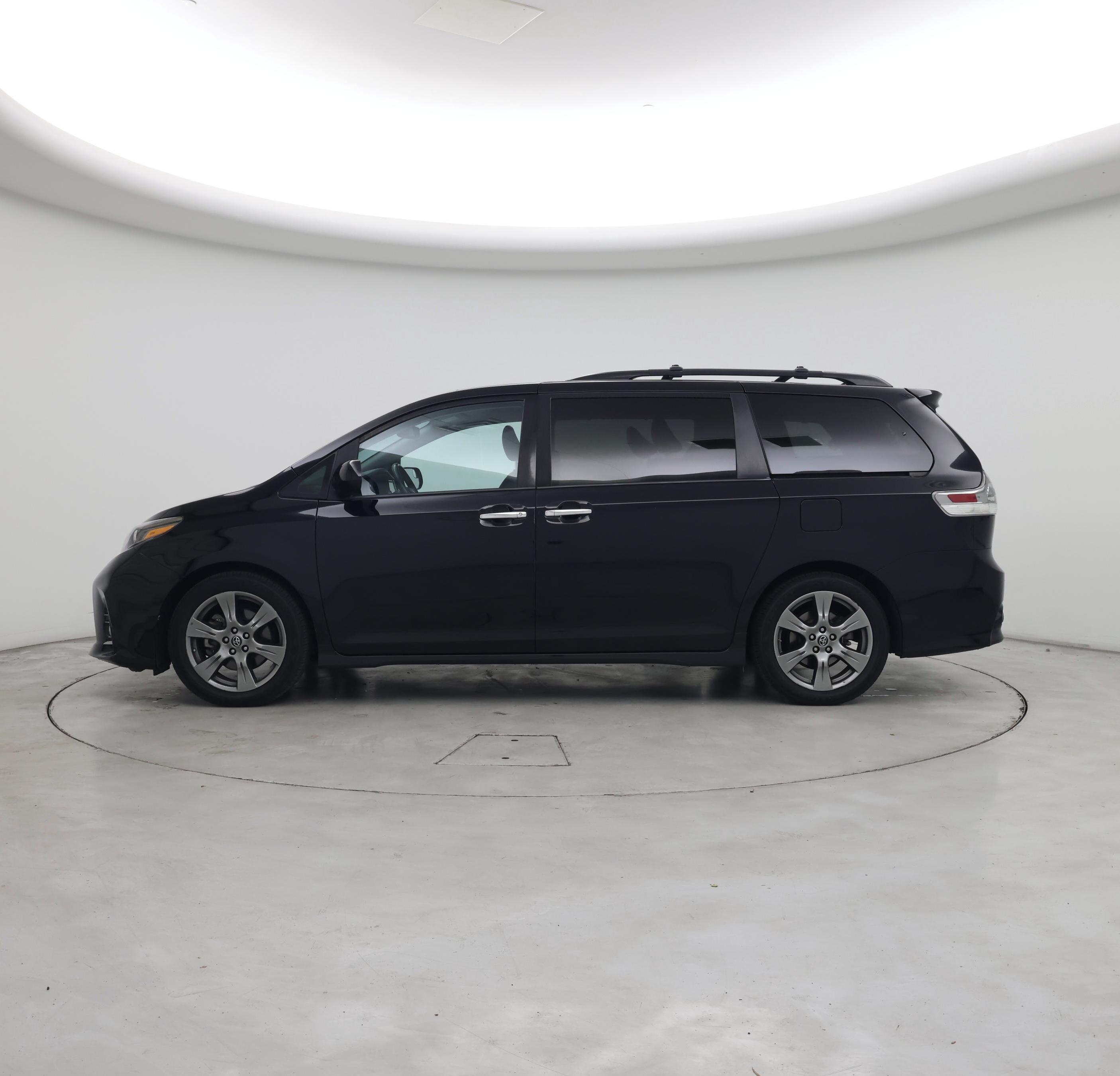 Thumbnail: 2018 Toyota Sienna - 3