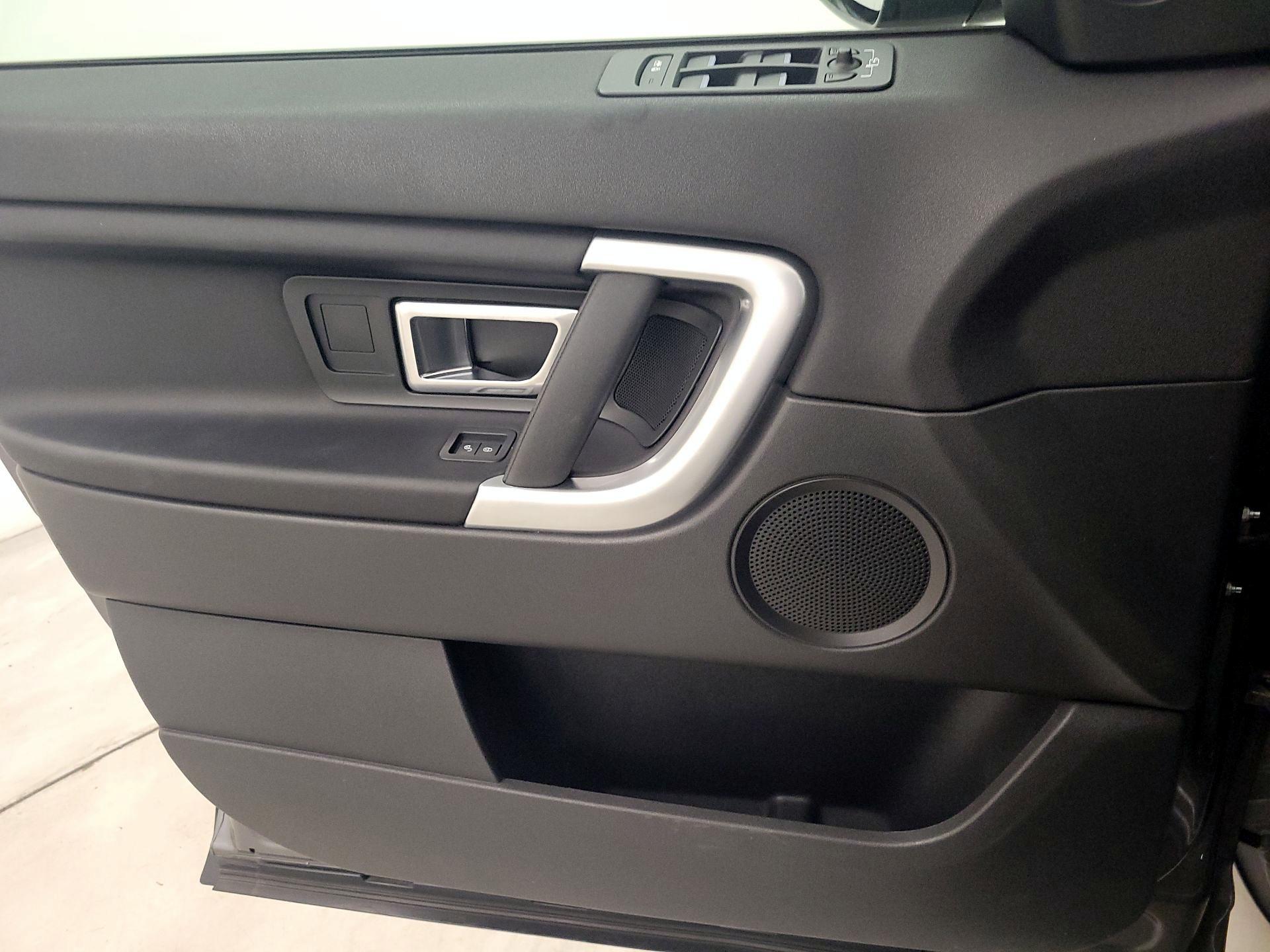 Thumbnail: 2018 Land Rover Discovery Sport - 12