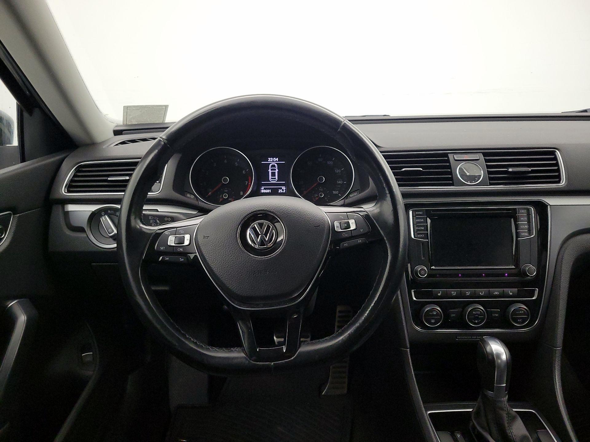 Thumbnail: 2017 Volkswagen Passat - 10