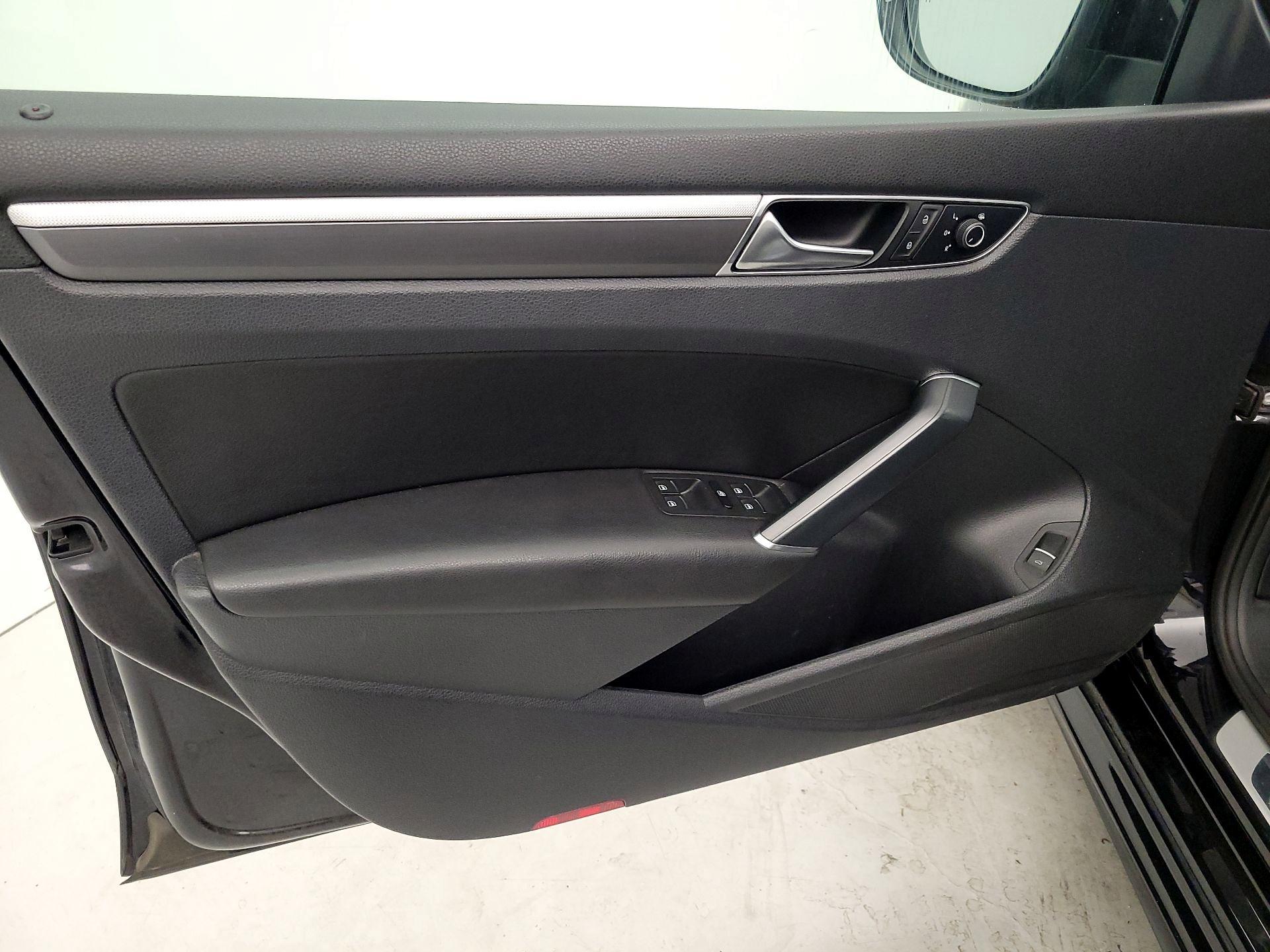 Thumbnail: 2017 Volkswagen Passat - 12