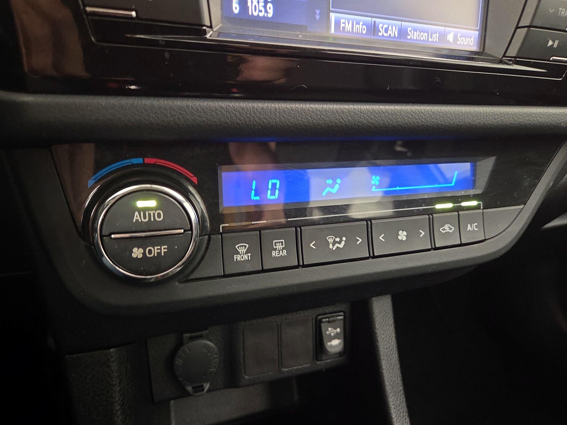 Thumbnail: 2015 Toyota Corolla - 16