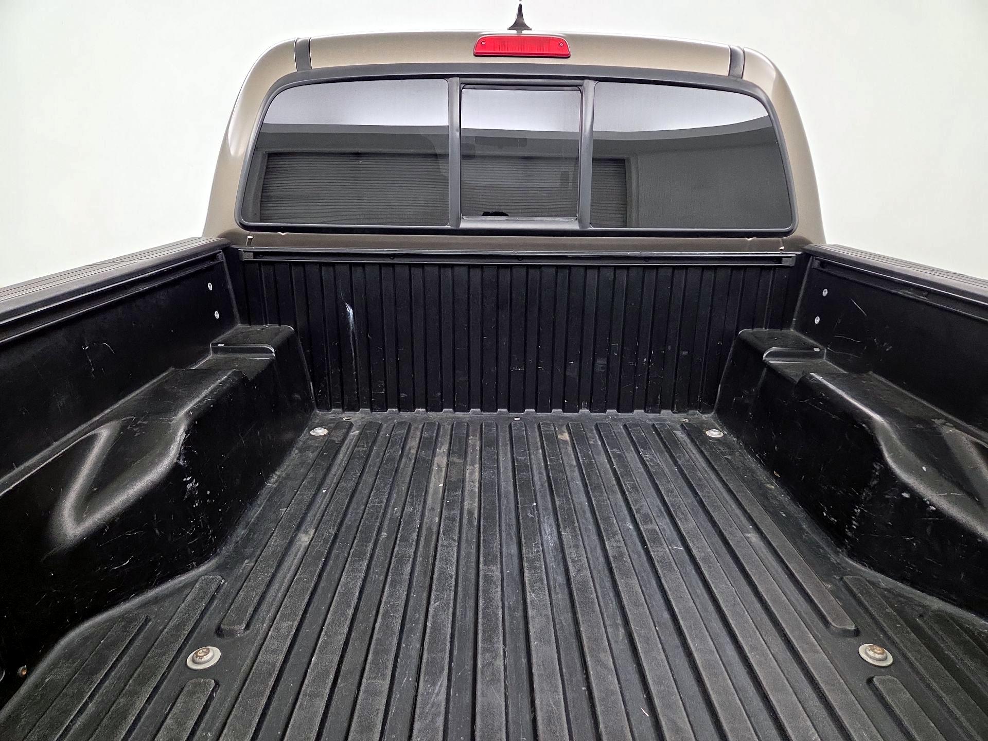 Thumbnail: 2015 Toyota Tacoma - 20