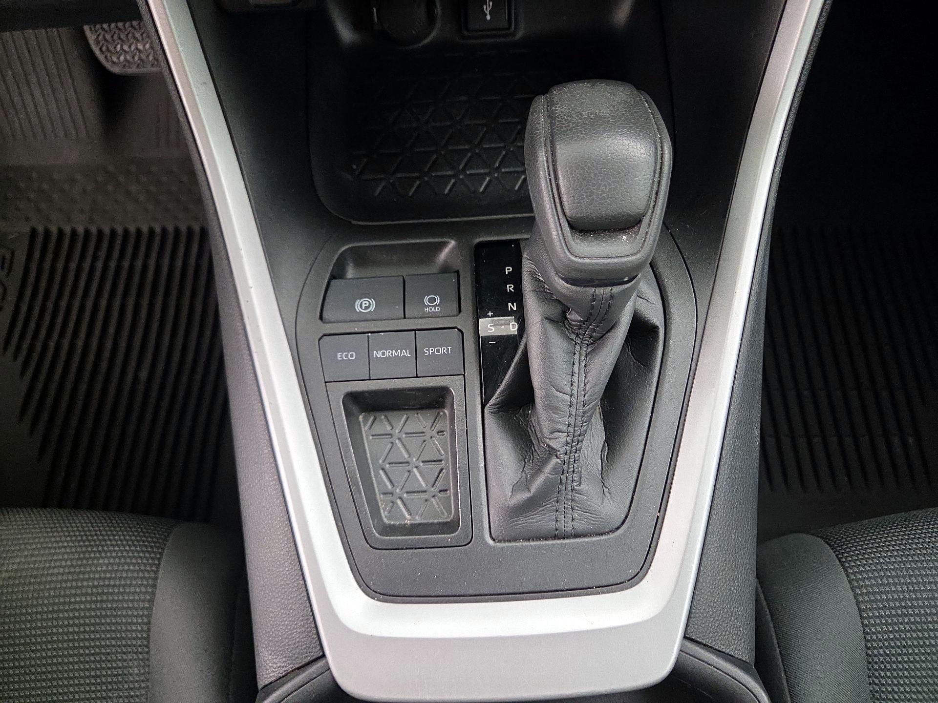 Thumbnail: 2021 Toyota RAV4 - 17