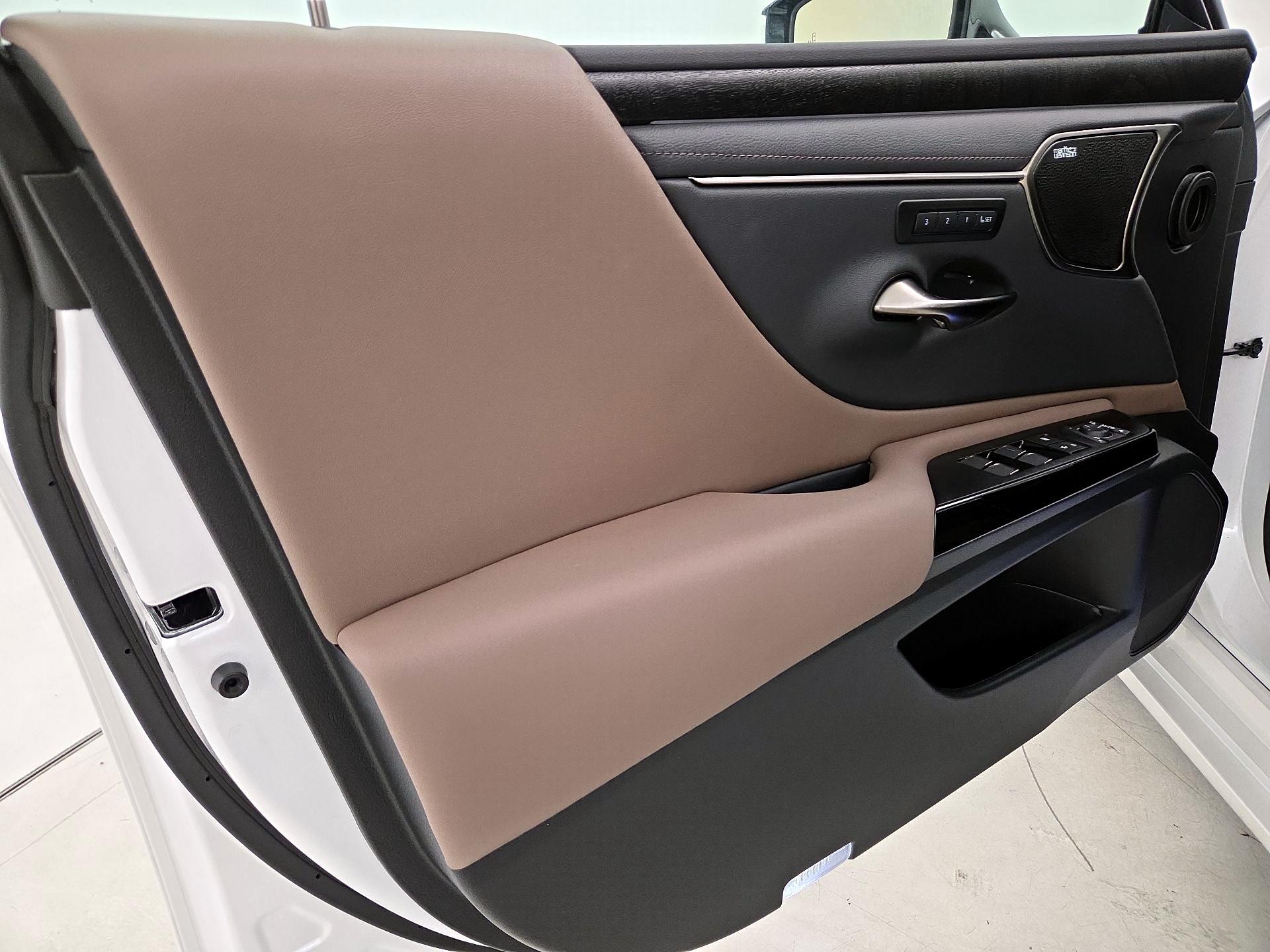 Thumbnail: 2025 Lexus ES - 12