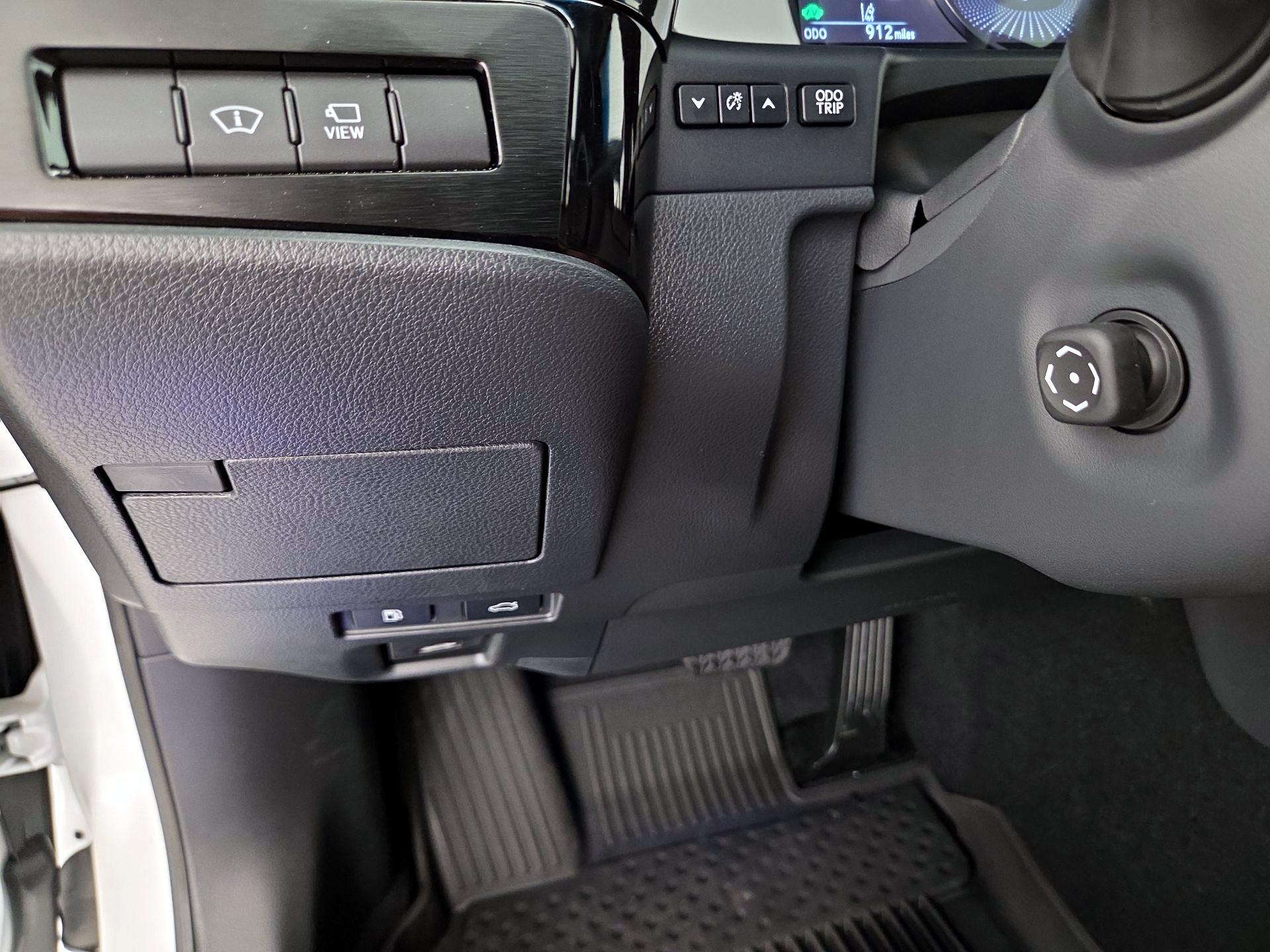 Thumbnail: 2025 Lexus ES - 13