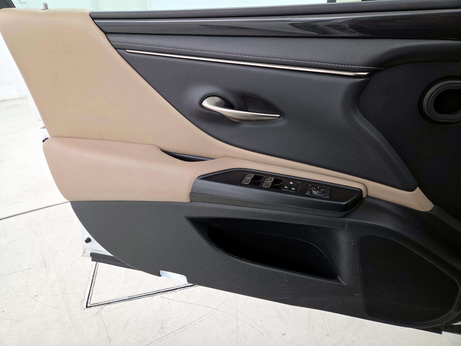 Thumbnail: 2021 Lexus ES - 12