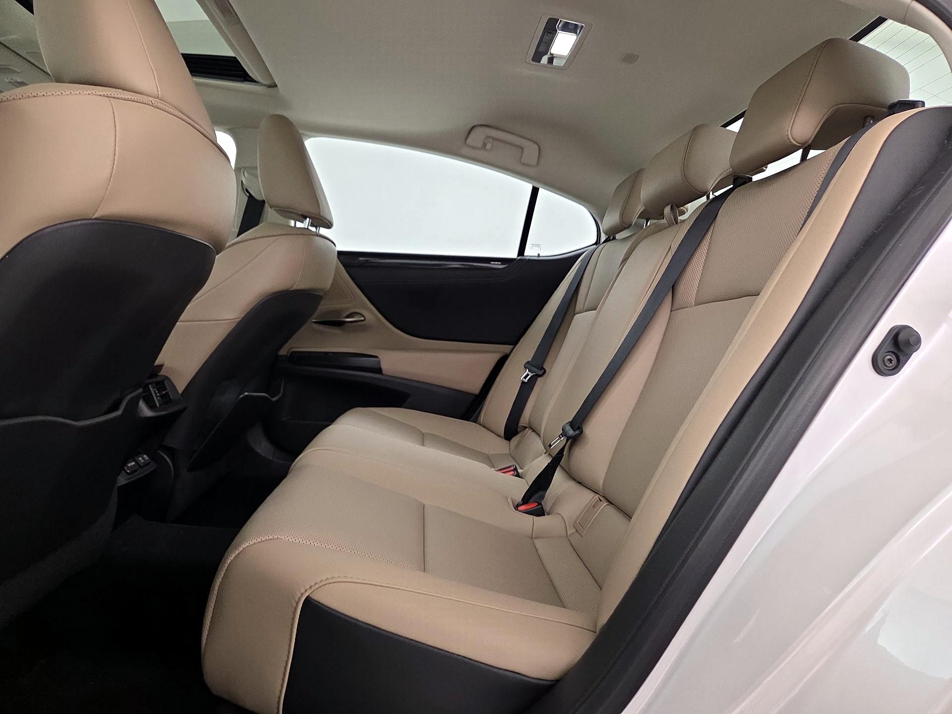 Thumbnail: 2021 Lexus ES - 20