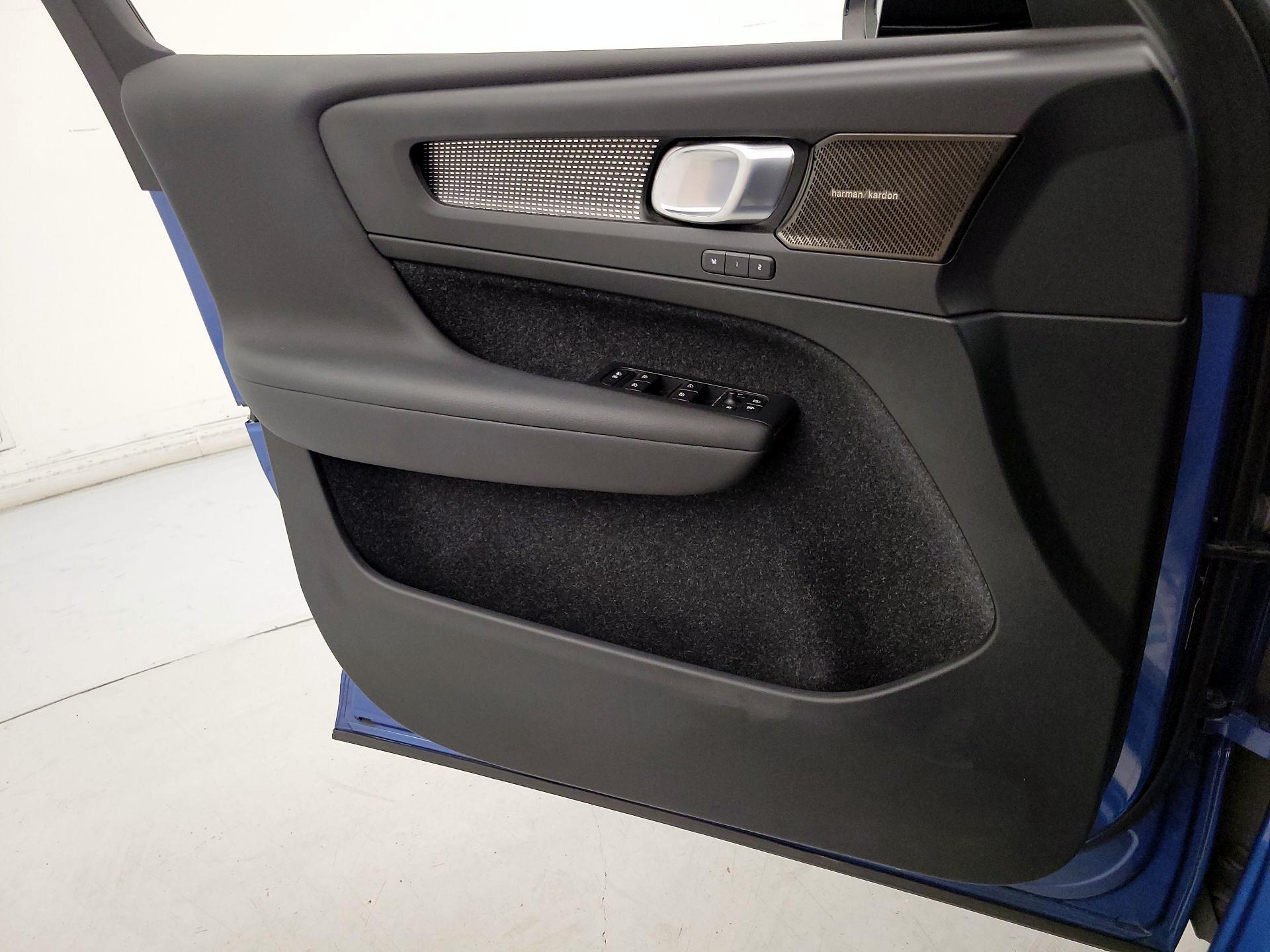 Thumbnail: 2019 Volvo XC40 - 12