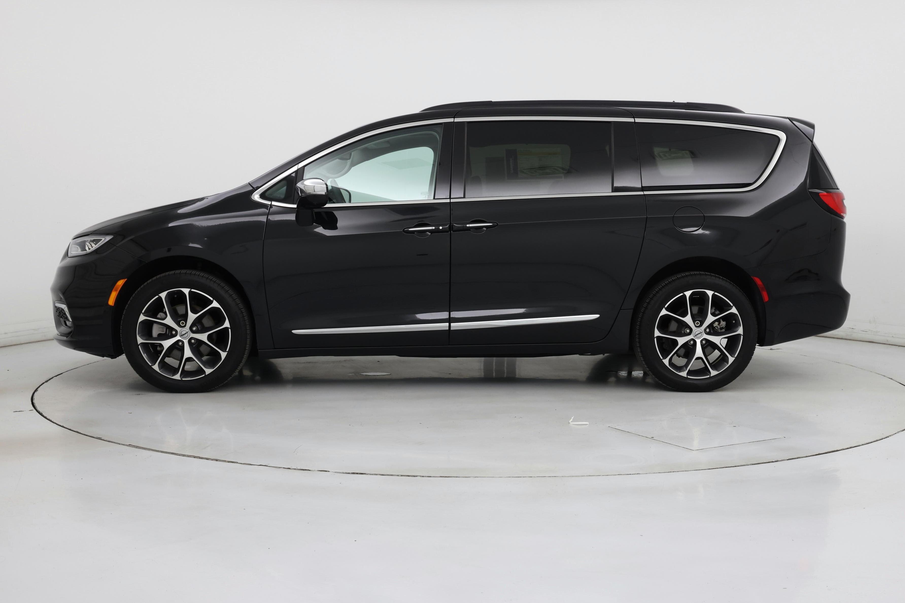 Thumbnail: 2022 Chrysler Pacifica - 3