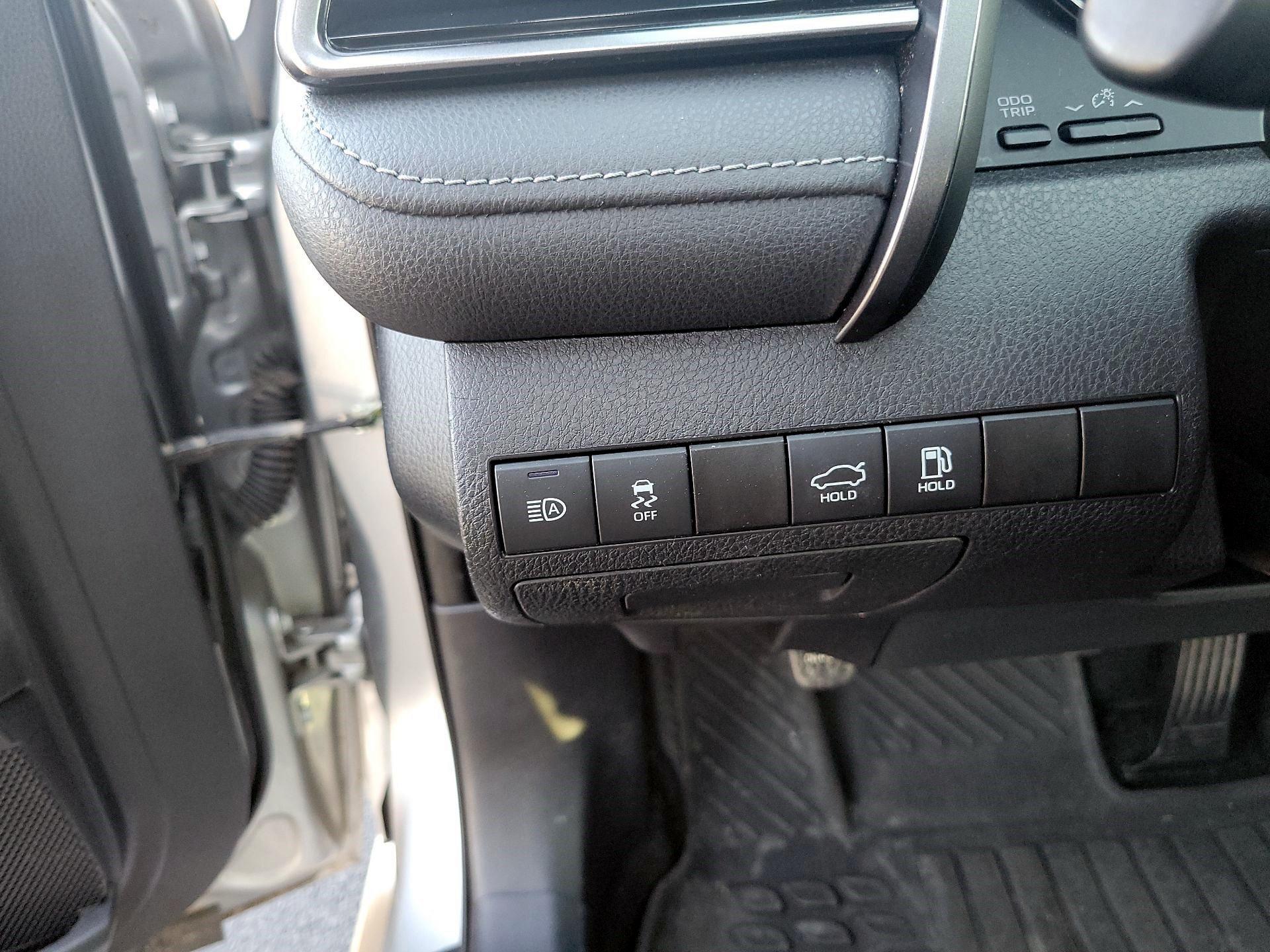 Thumbnail: 2022 Toyota Camry - 11