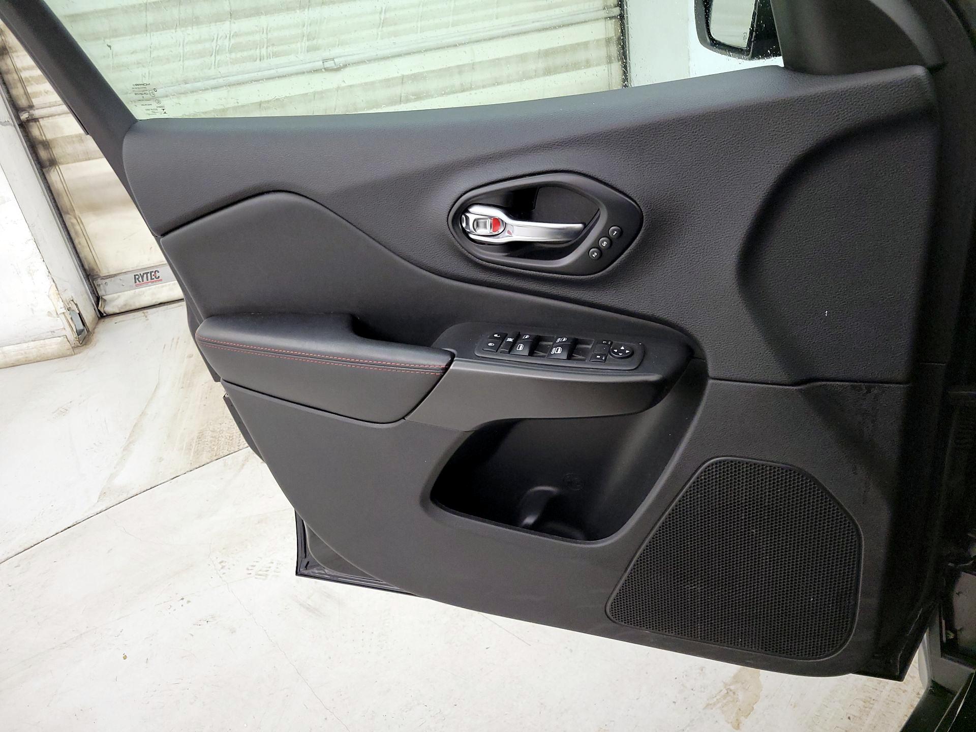 Thumbnail: 2021 Jeep Cherokee - 12