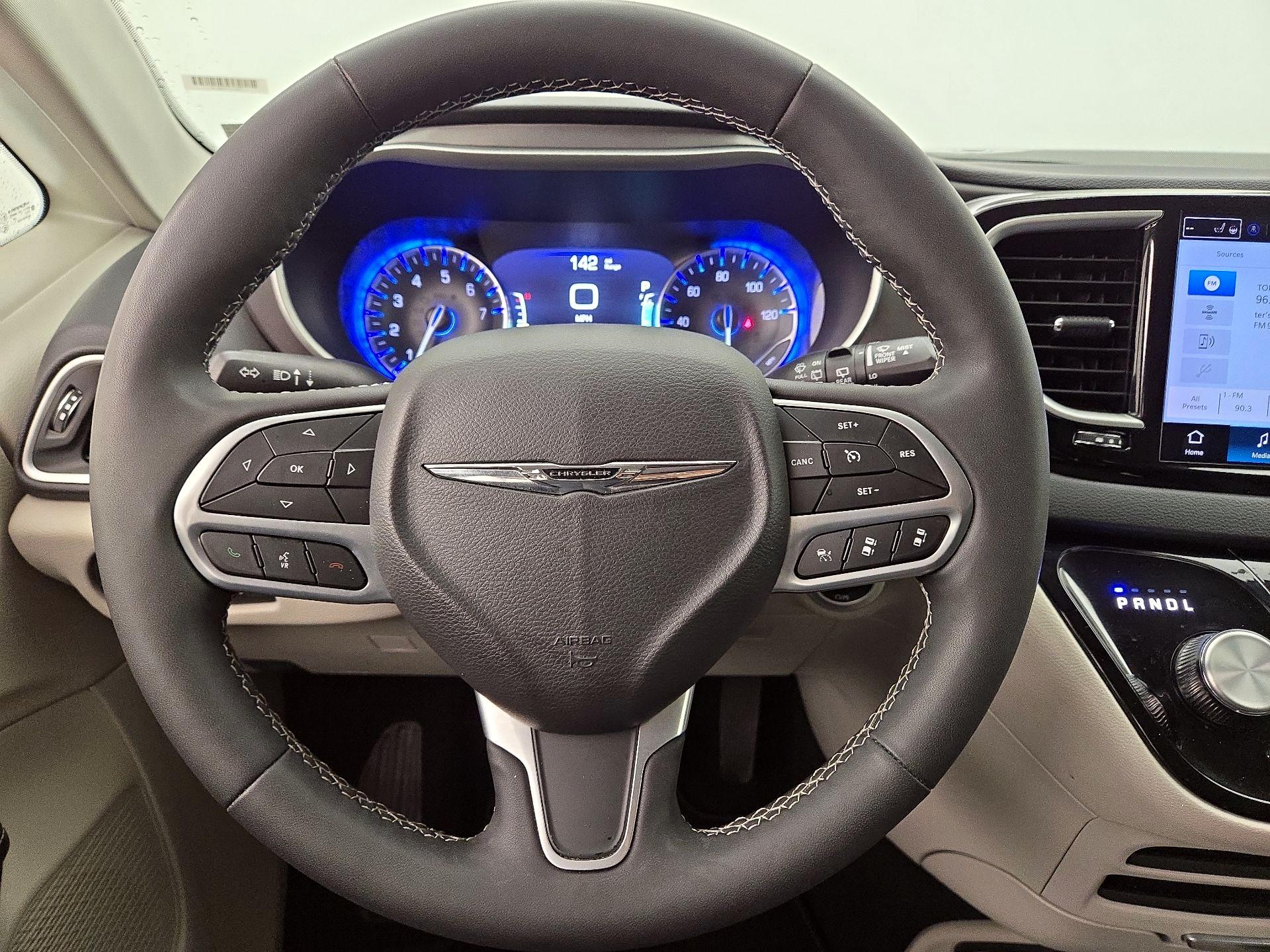 Thumbnail: 2024 Chrysler Pacifica - 10