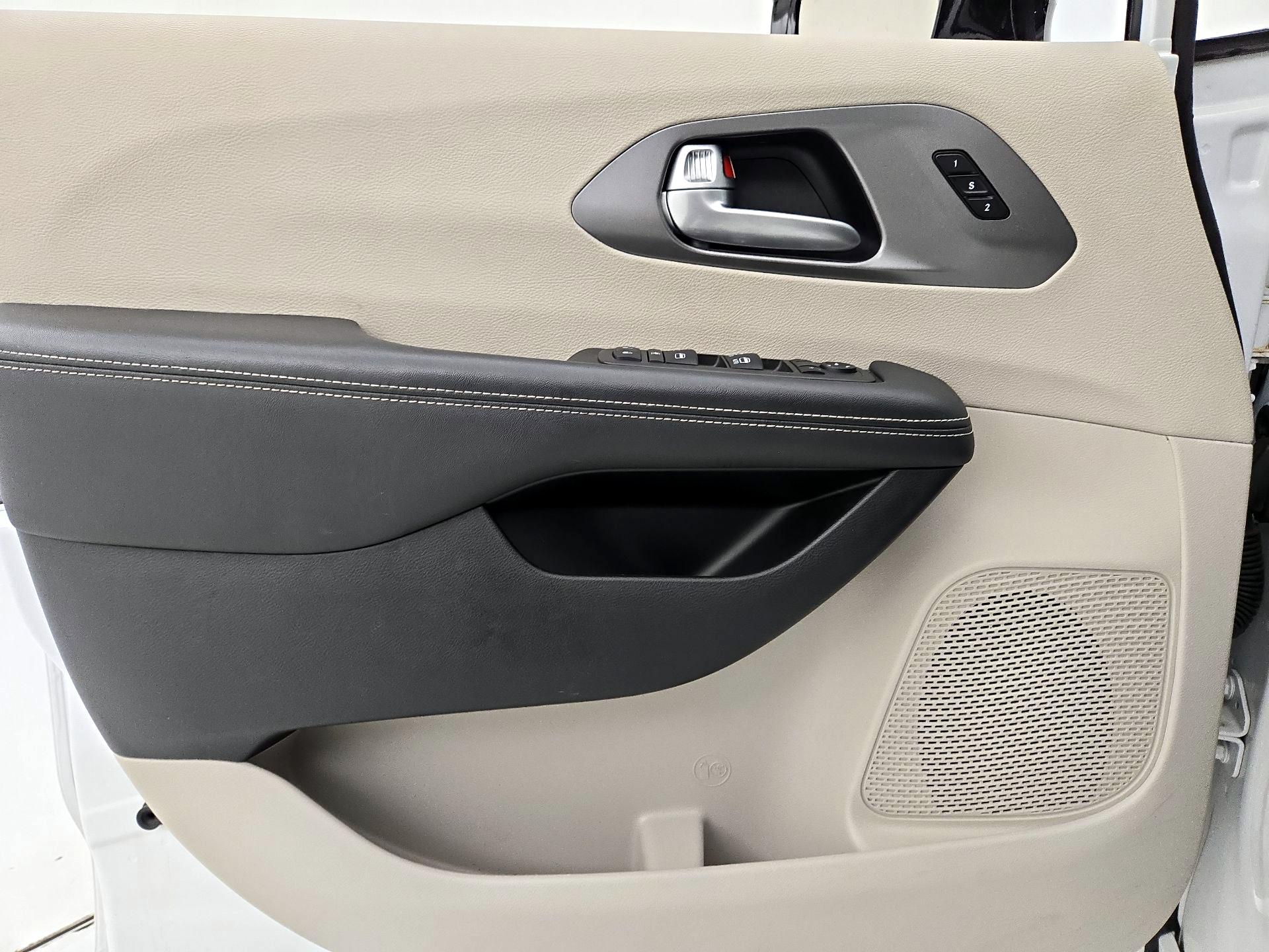 Thumbnail: 2024 Chrysler Pacifica - 12