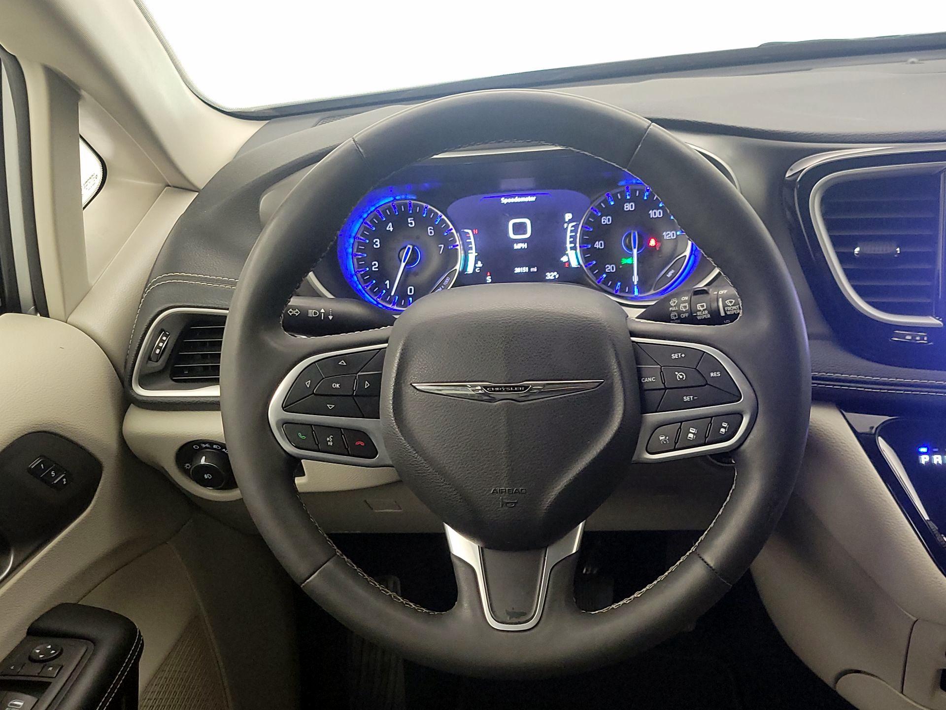 Thumbnail: 2022 Chrysler Pacifica - 10