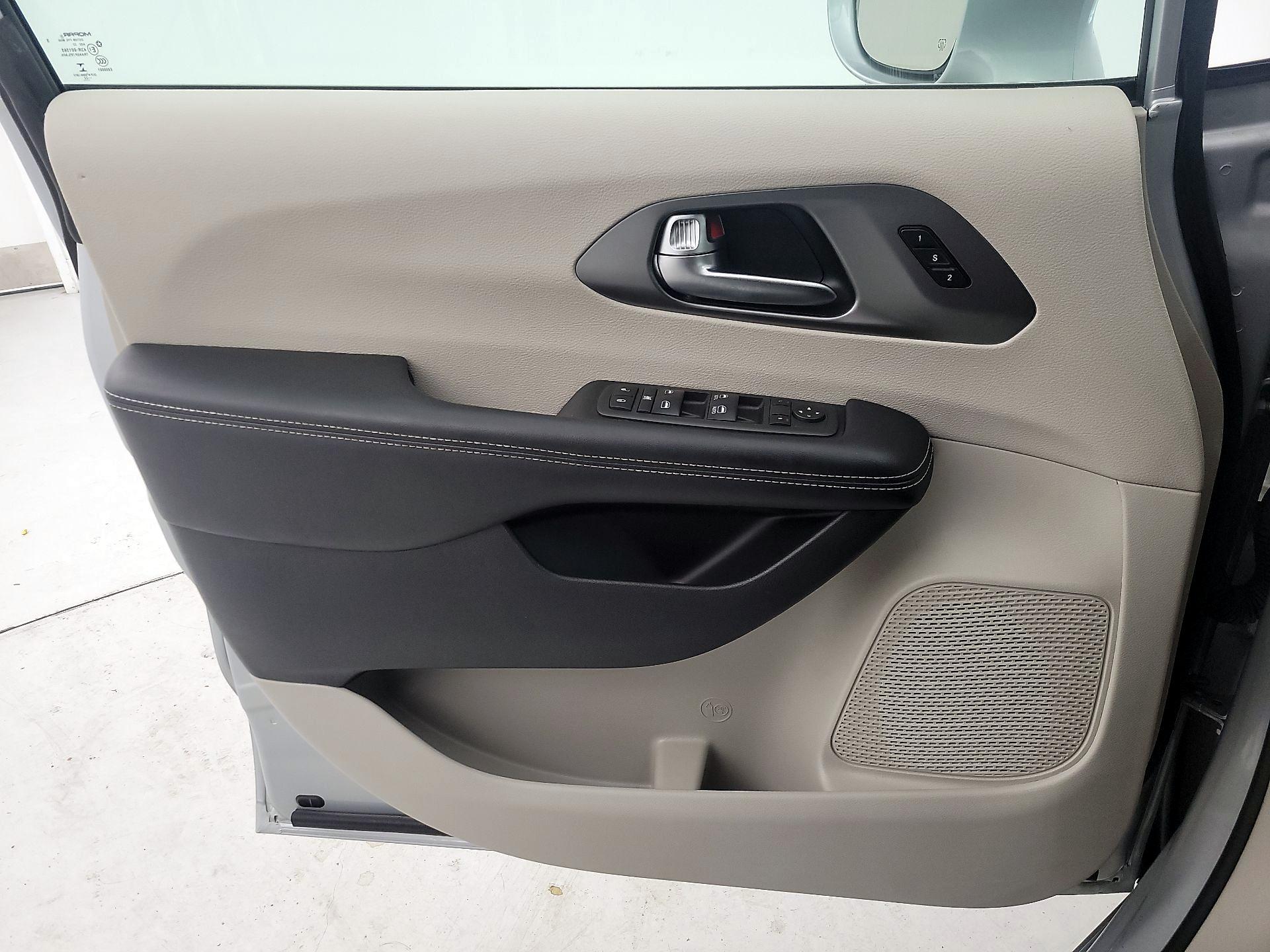 Thumbnail: 2022 Chrysler Pacifica - 12