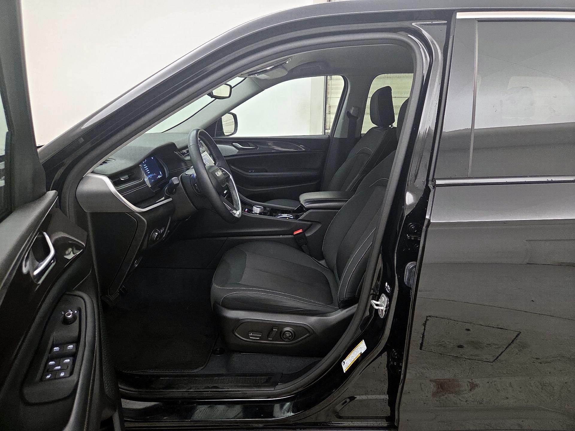 Thumbnail: 2023 Jeep Grand Cherokee - 11