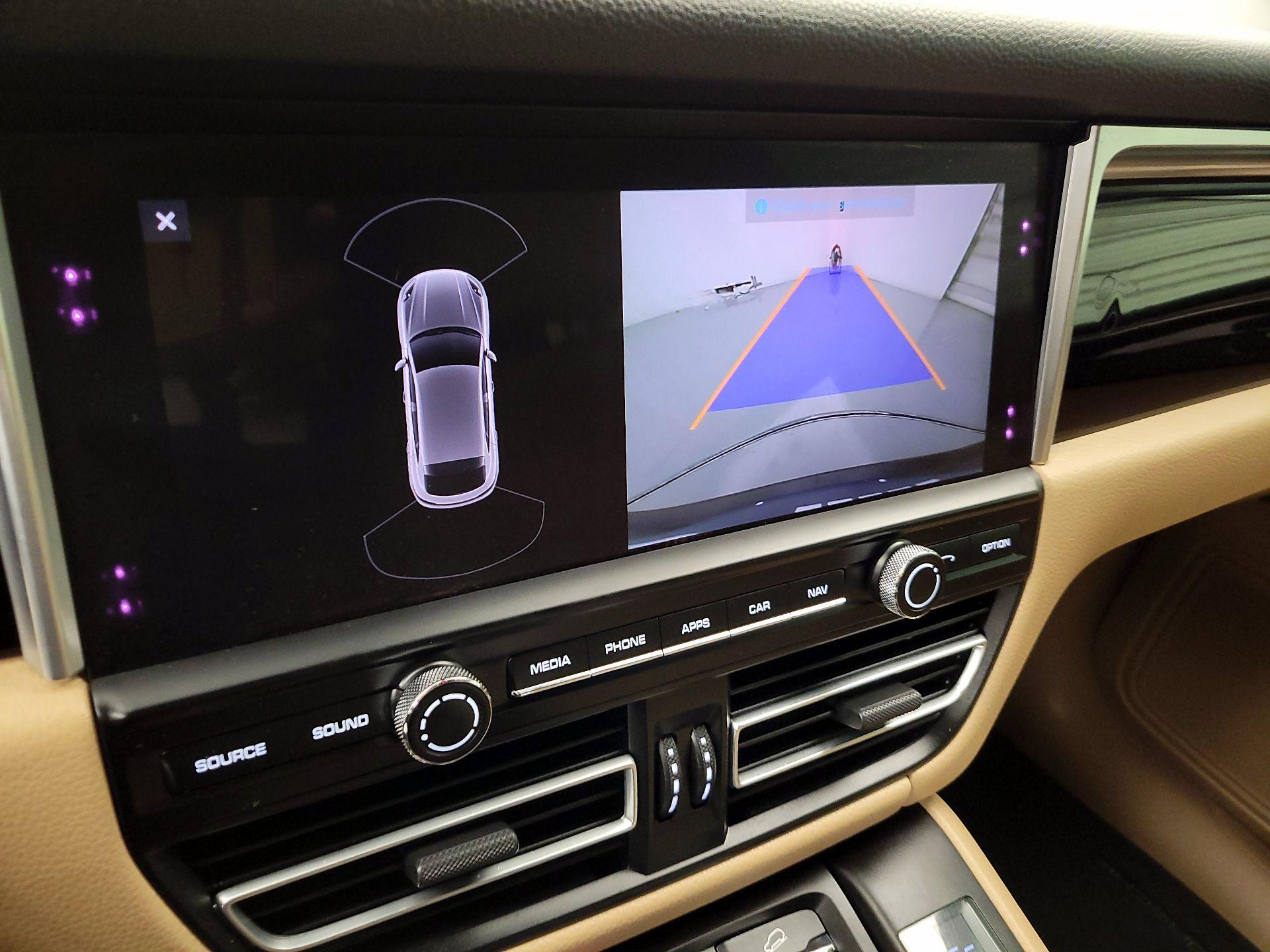 Thumbnail: 2021 Porsche Macan - 15