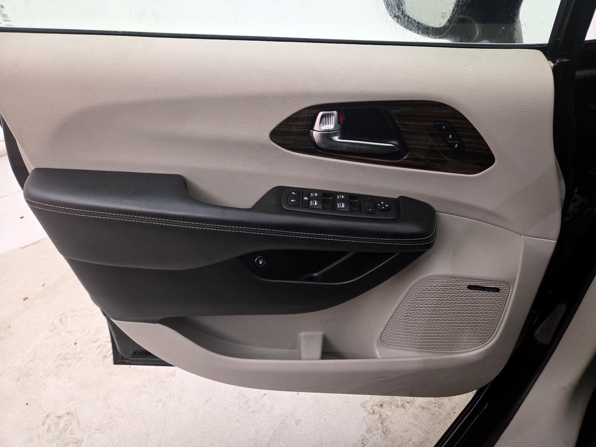 Thumbnail: 2022 Chrysler Pacifica - 12