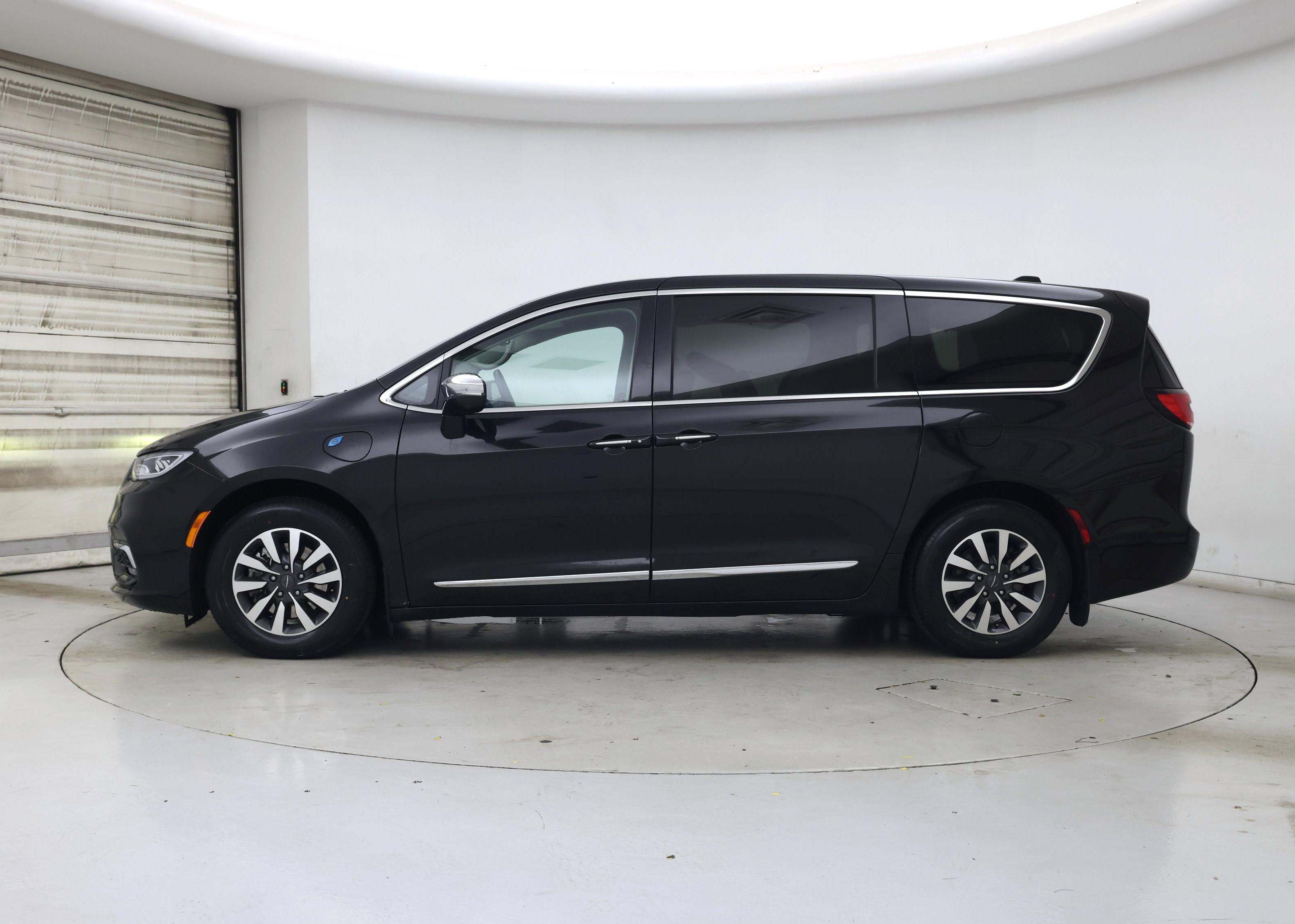 Thumbnail: 2022 Chrysler Pacifica - 3