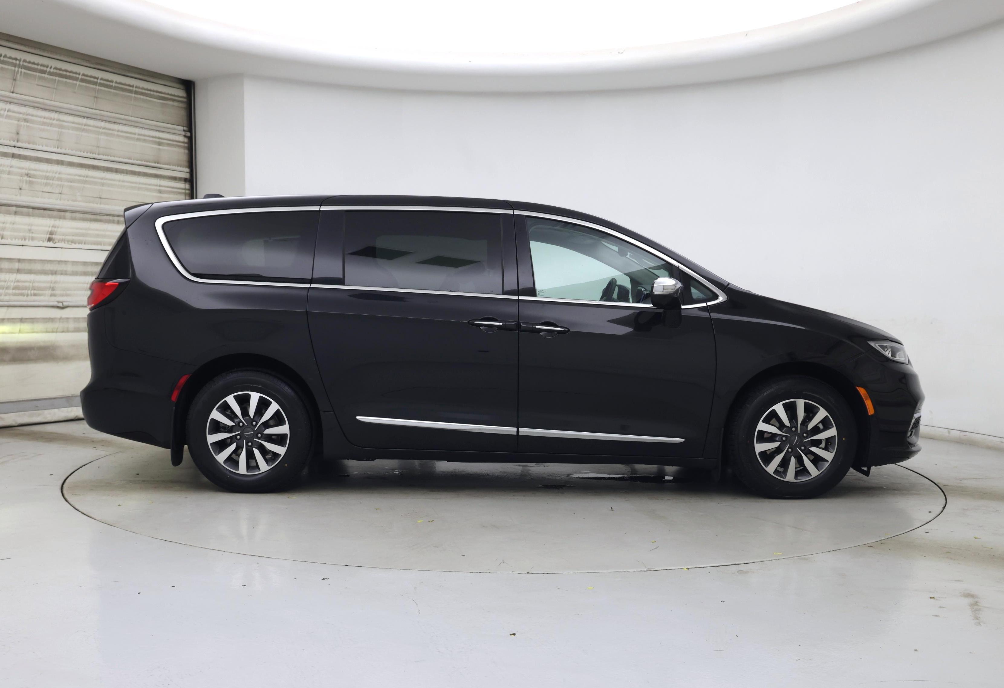 Thumbnail: 2022 Chrysler Pacifica - 7