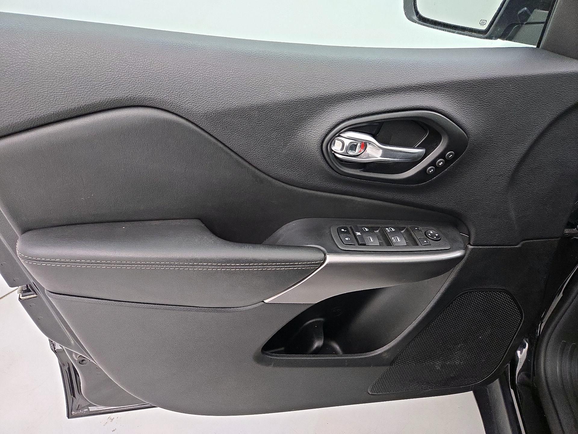 Thumbnail: 2022 Jeep Cherokee - 12