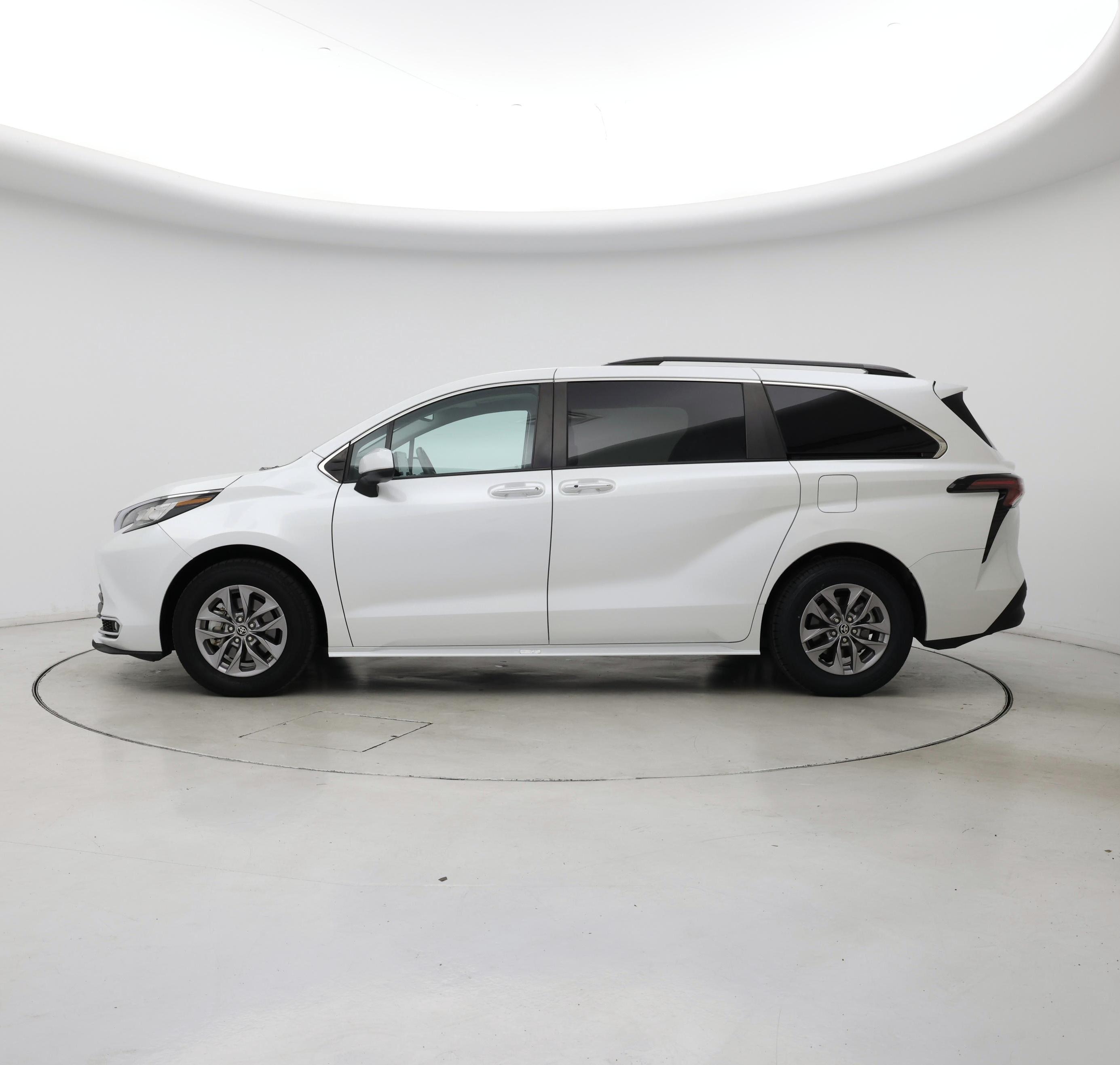 Thumbnail: 2023 Toyota Sienna - 3