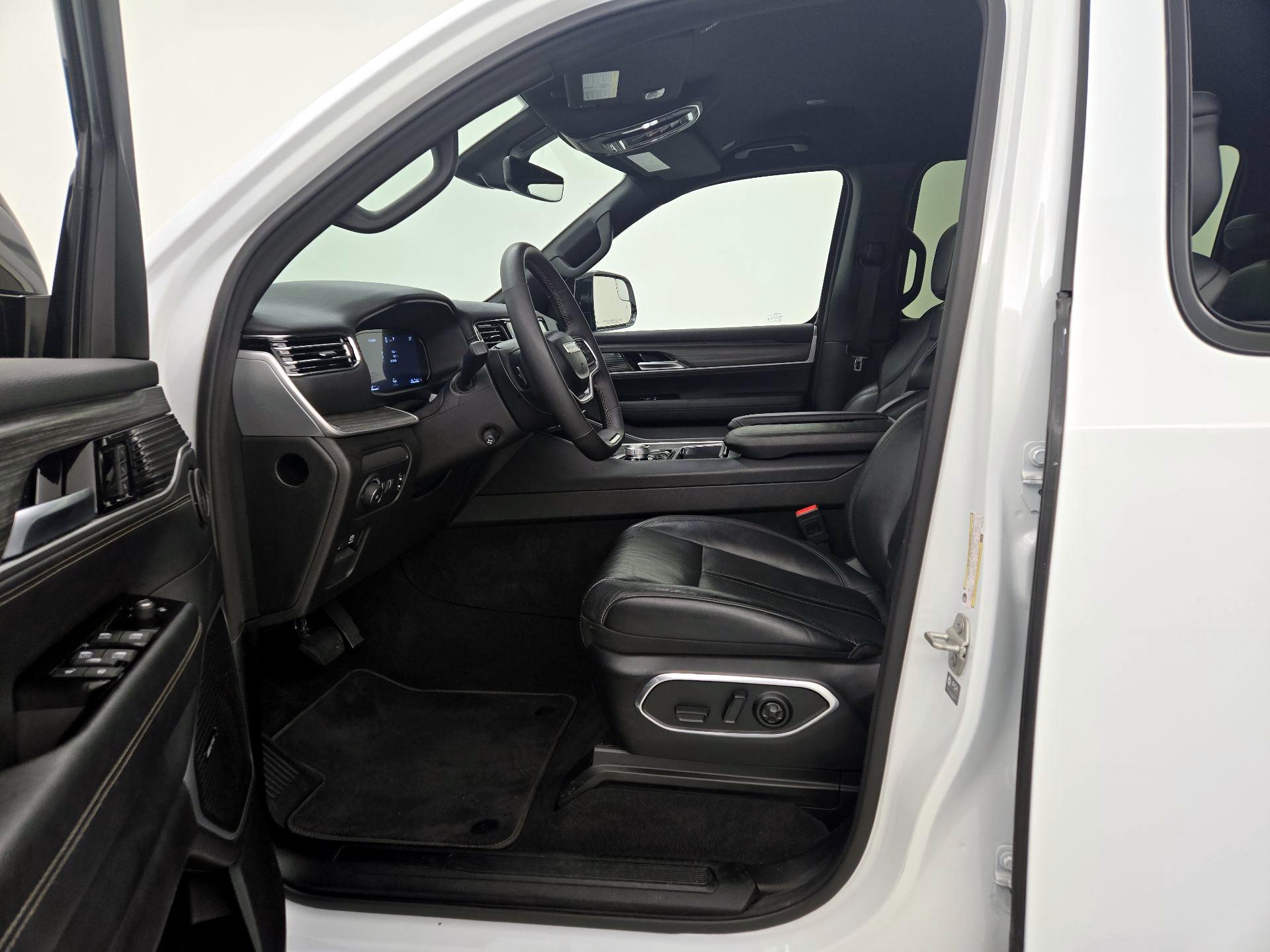 Thumbnail: 2024 Jeep Wagoneer - 11