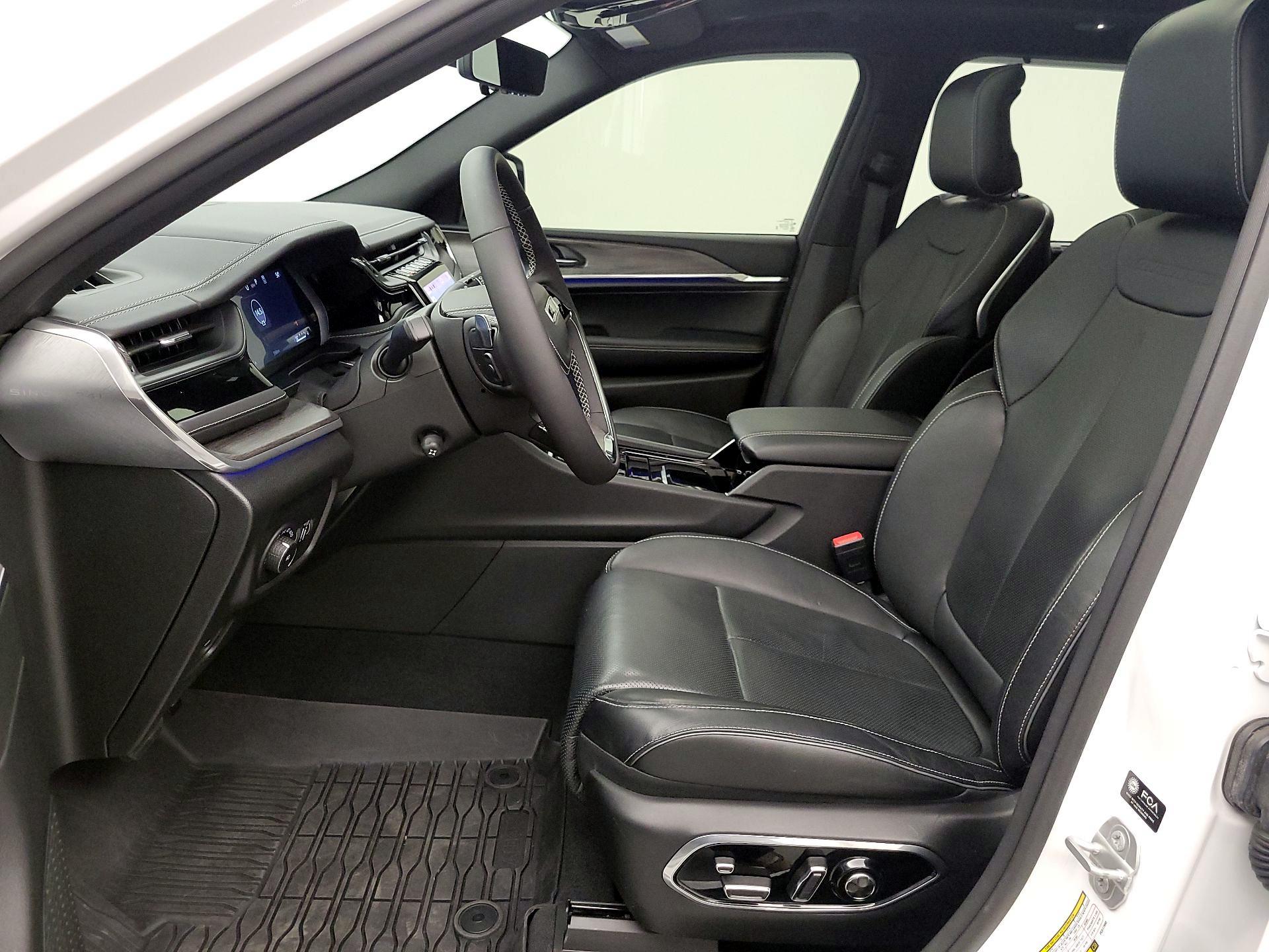 Thumbnail: 2023 Jeep Grand Cherokee - 11