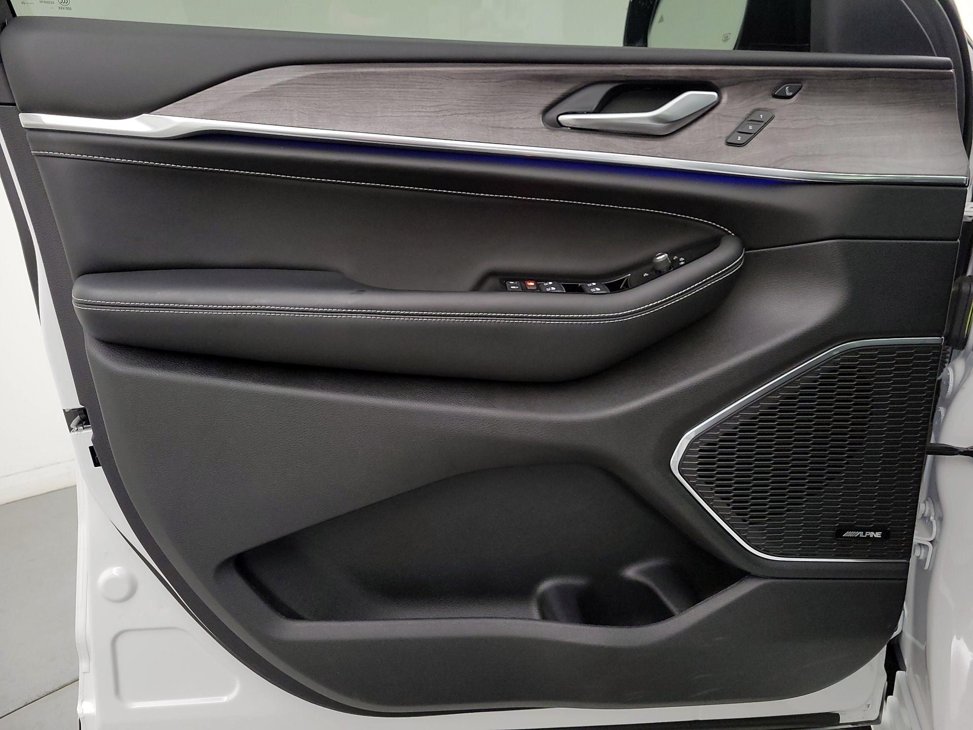 Thumbnail: 2023 Jeep Grand Cherokee - 12