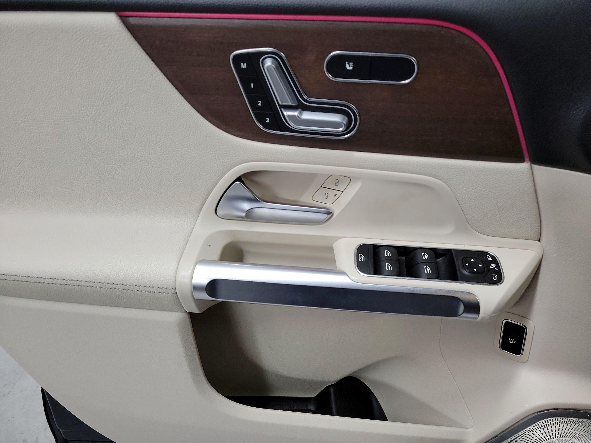 Thumbnail: 2021 Mercedes-Benz GLB - 10