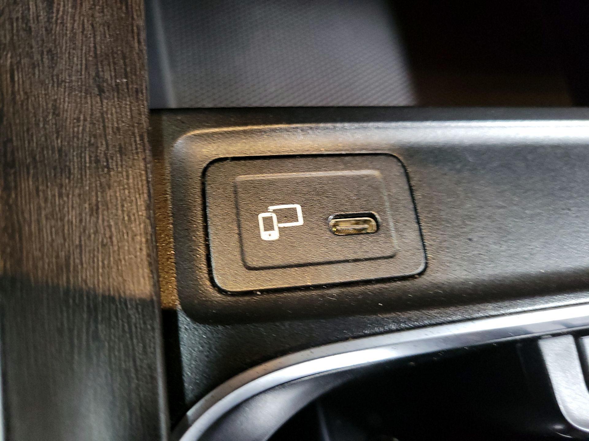 Thumbnail: 2021 Mercedes-Benz GLB - 16