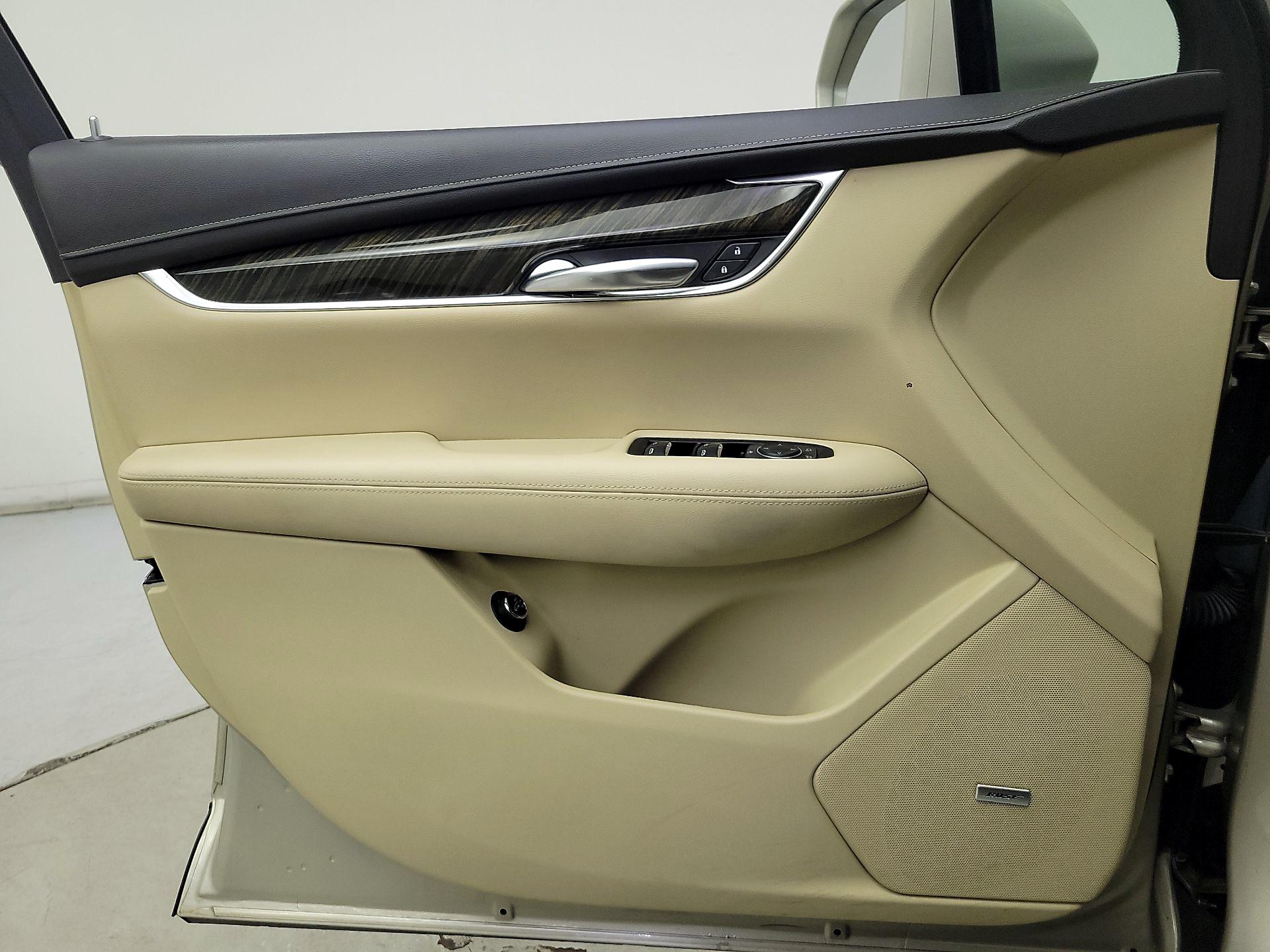 Thumbnail: 2017 Cadillac XT5 - 12