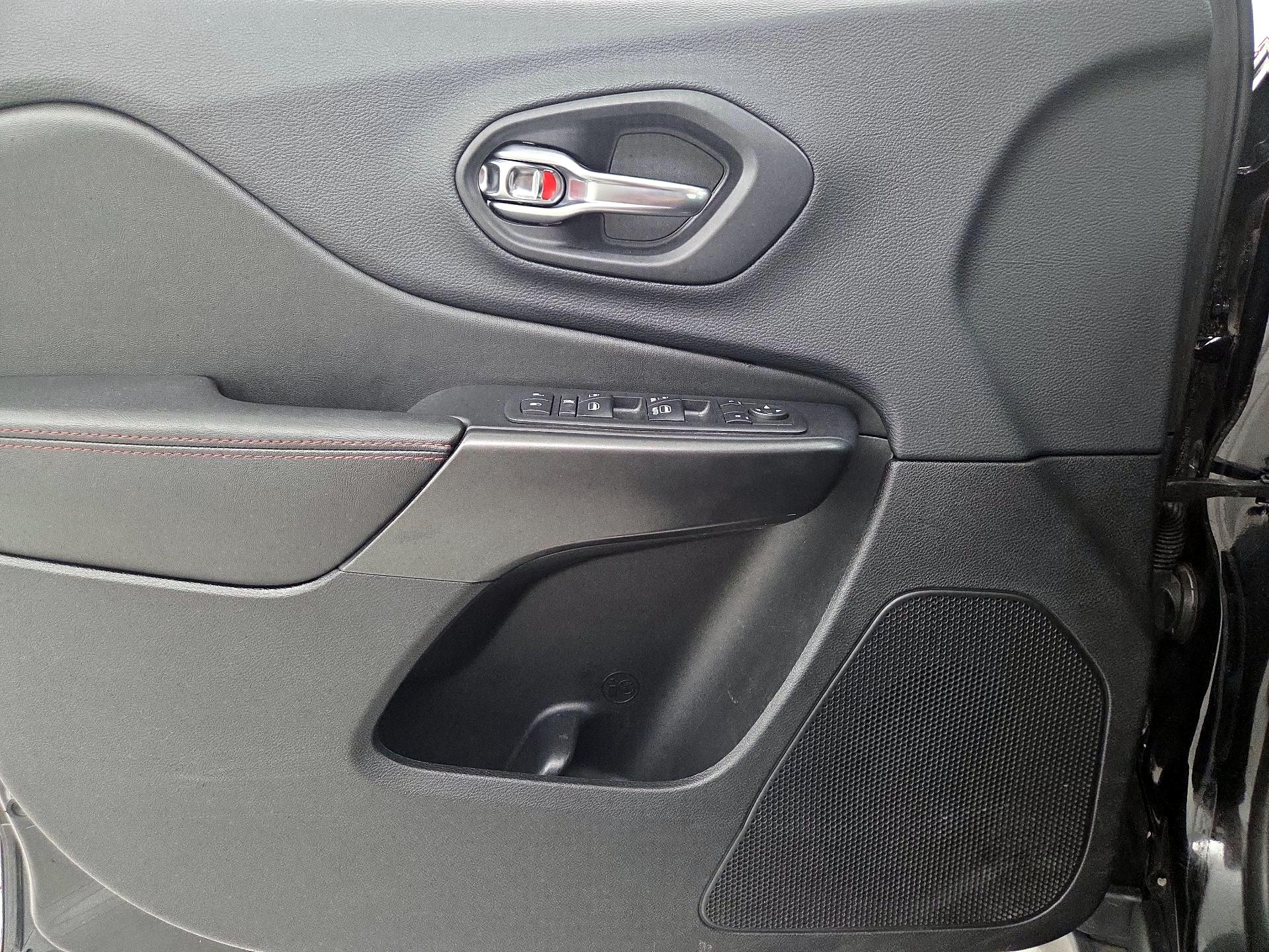 Thumbnail: 2019 Jeep Cherokee - 12