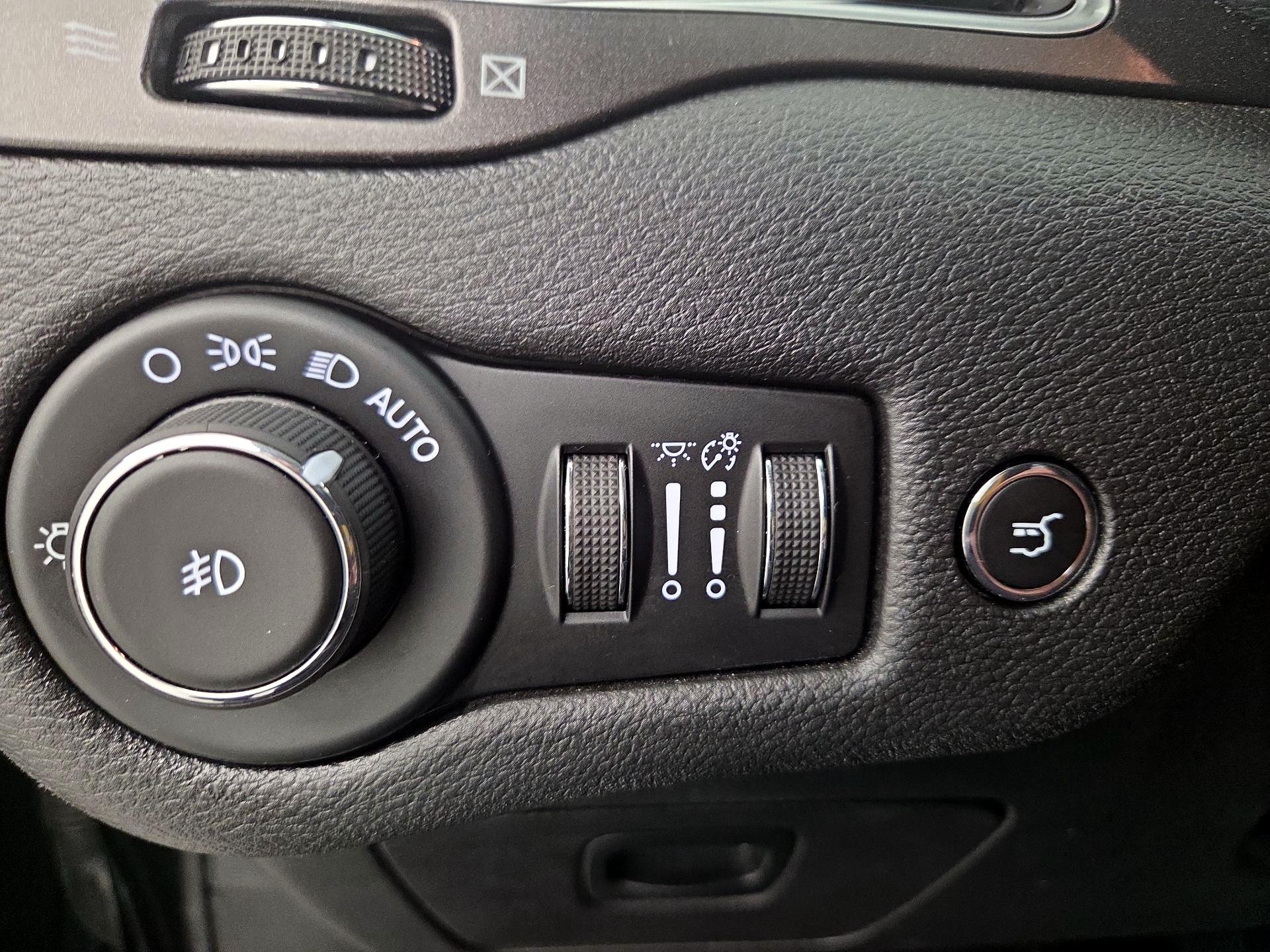 Thumbnail: 2019 Jeep Cherokee - 13