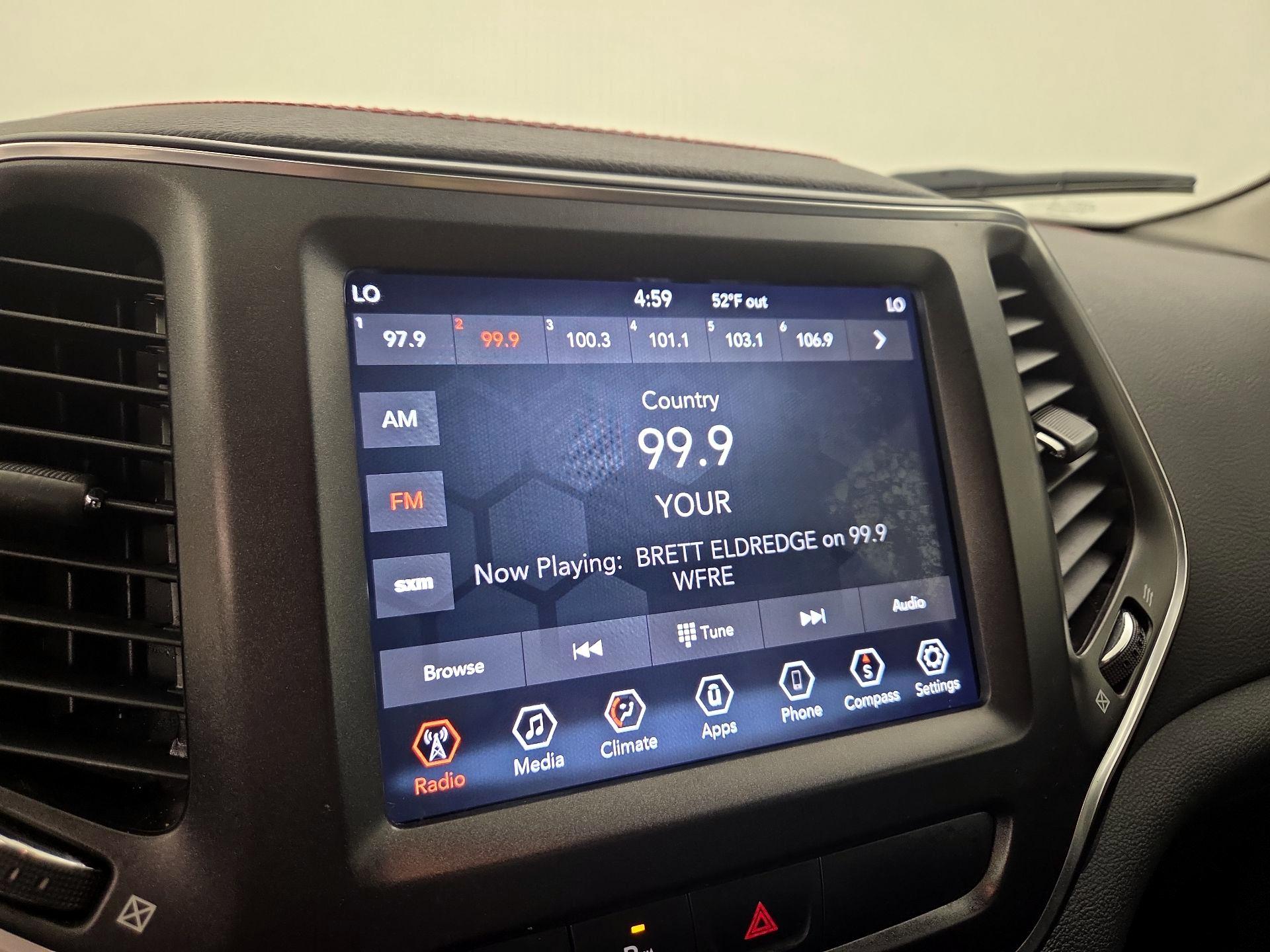 Thumbnail: 2019 Jeep Cherokee - 15