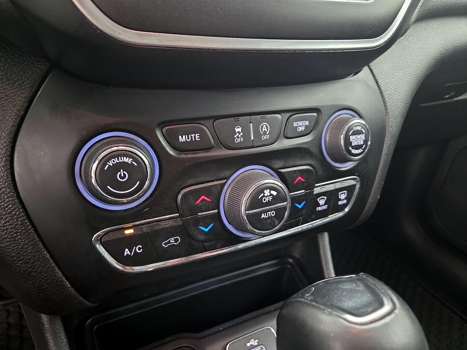 Thumbnail: 2019 Jeep Cherokee - 16