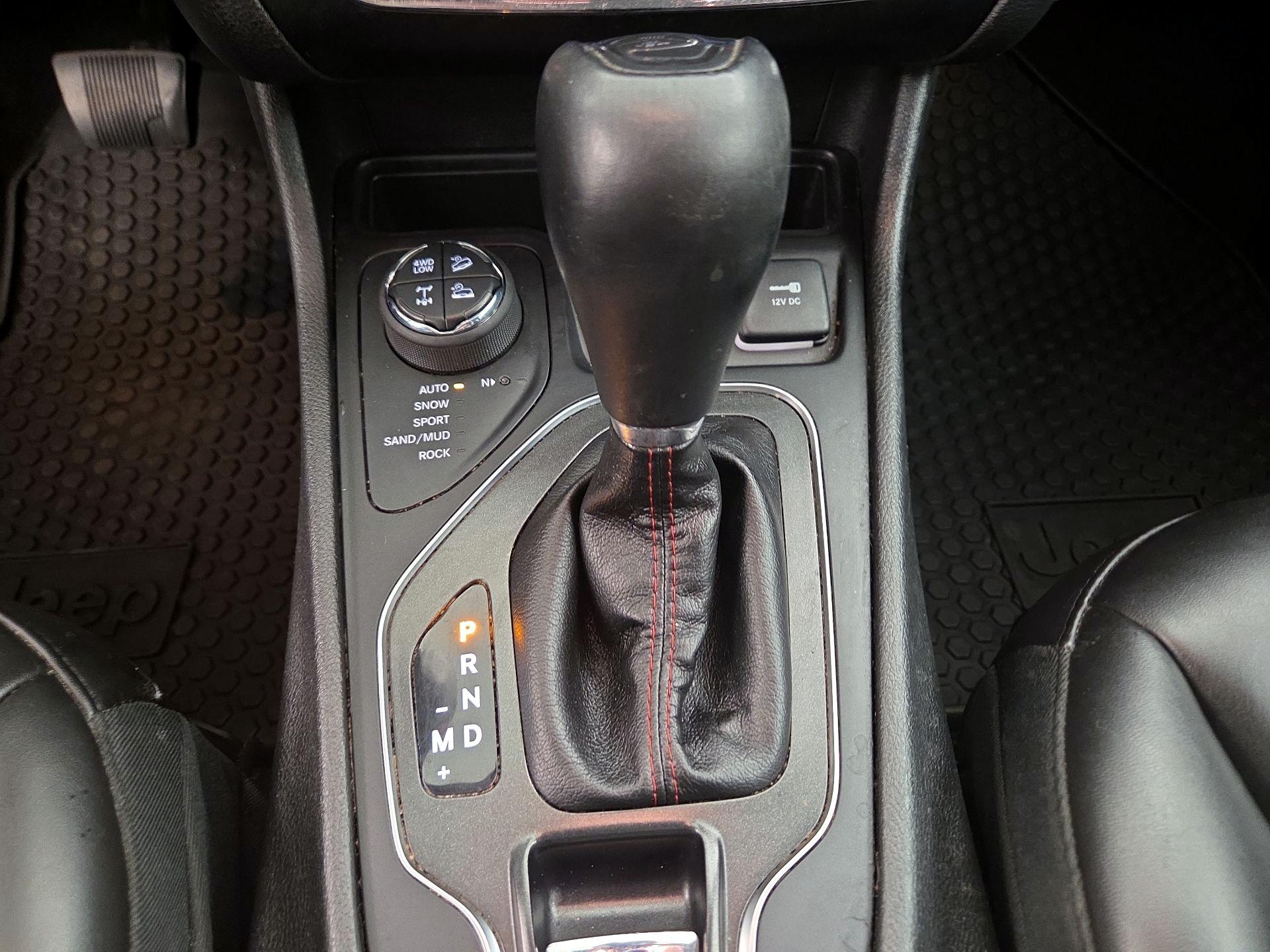 Thumbnail: 2019 Jeep Cherokee - 17