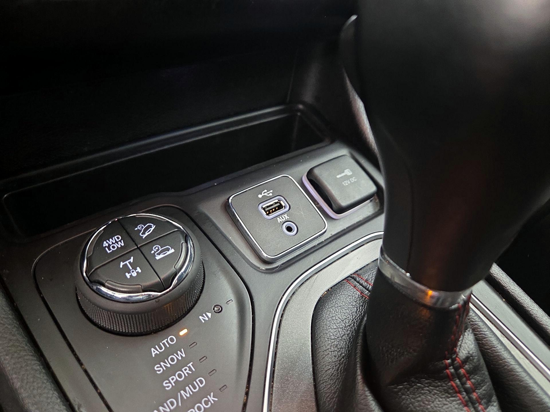 Thumbnail: 2019 Jeep Cherokee - 18